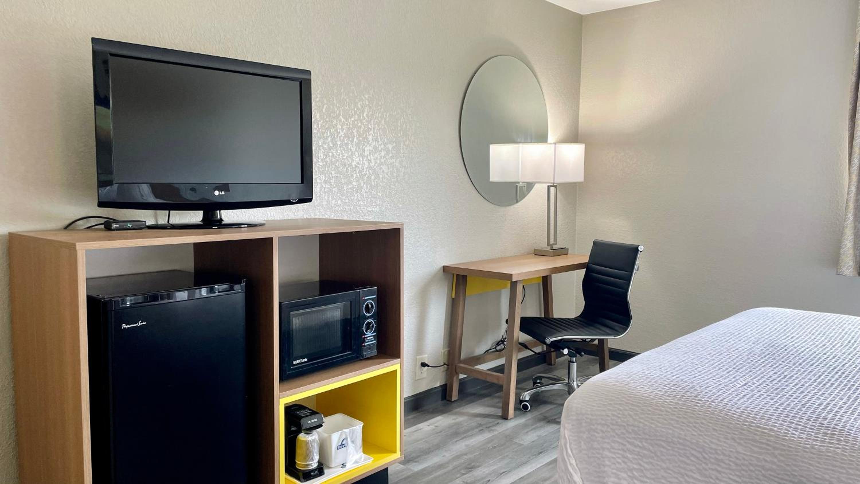 Columbus Vacations - Days Inn by Wyndham Columbus IN - Property Image 22