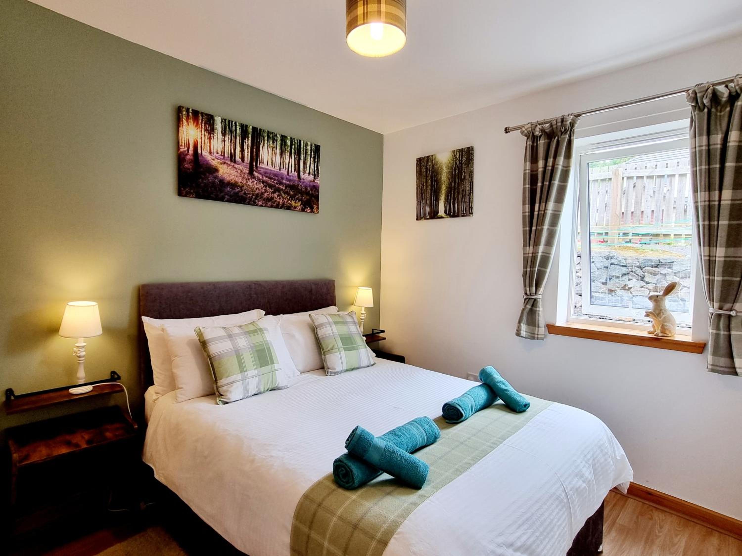 Hill View 2 bedroom free parking