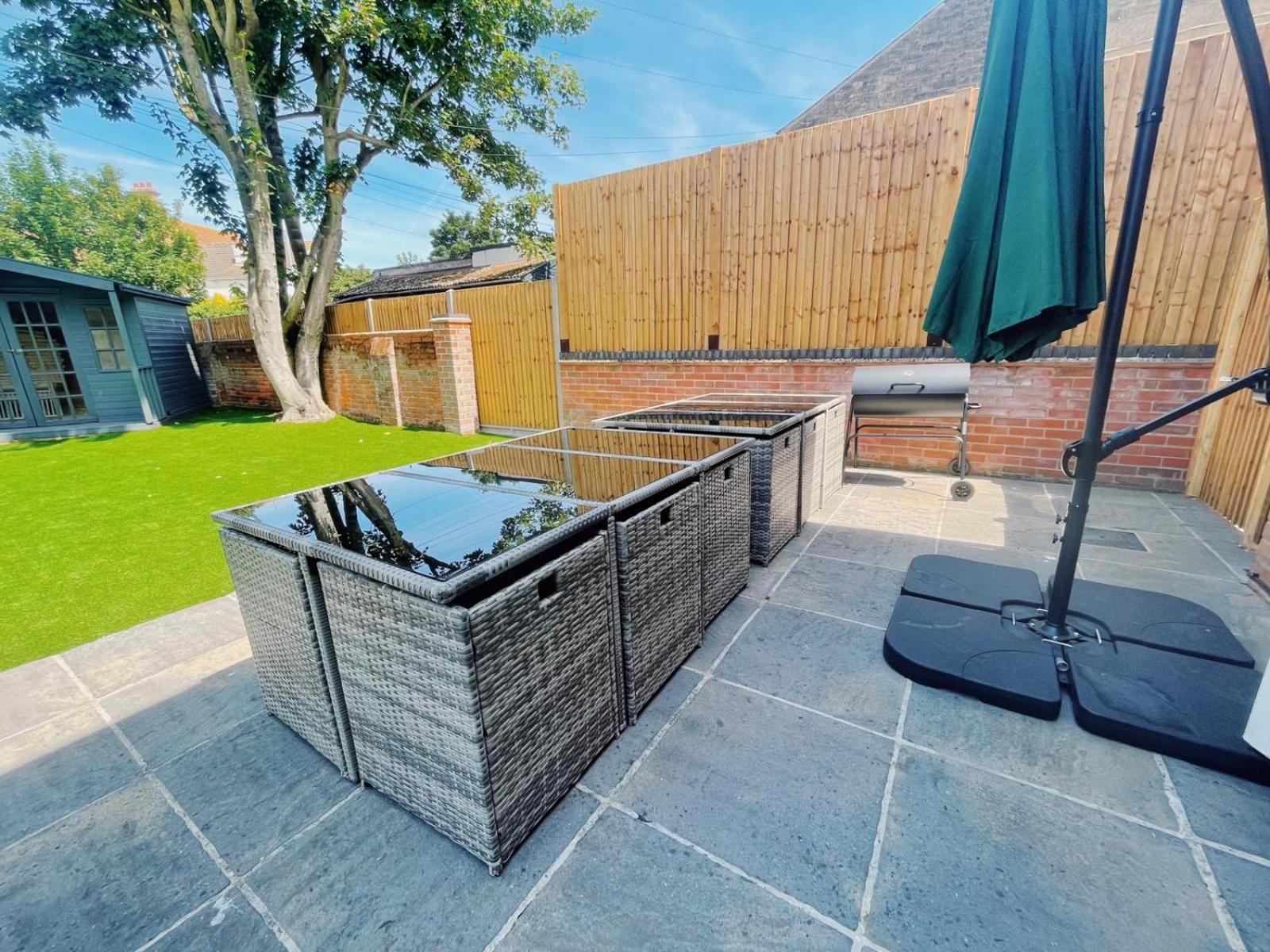 Stunning 8-Bed House with Sea & Beach Views view 4
