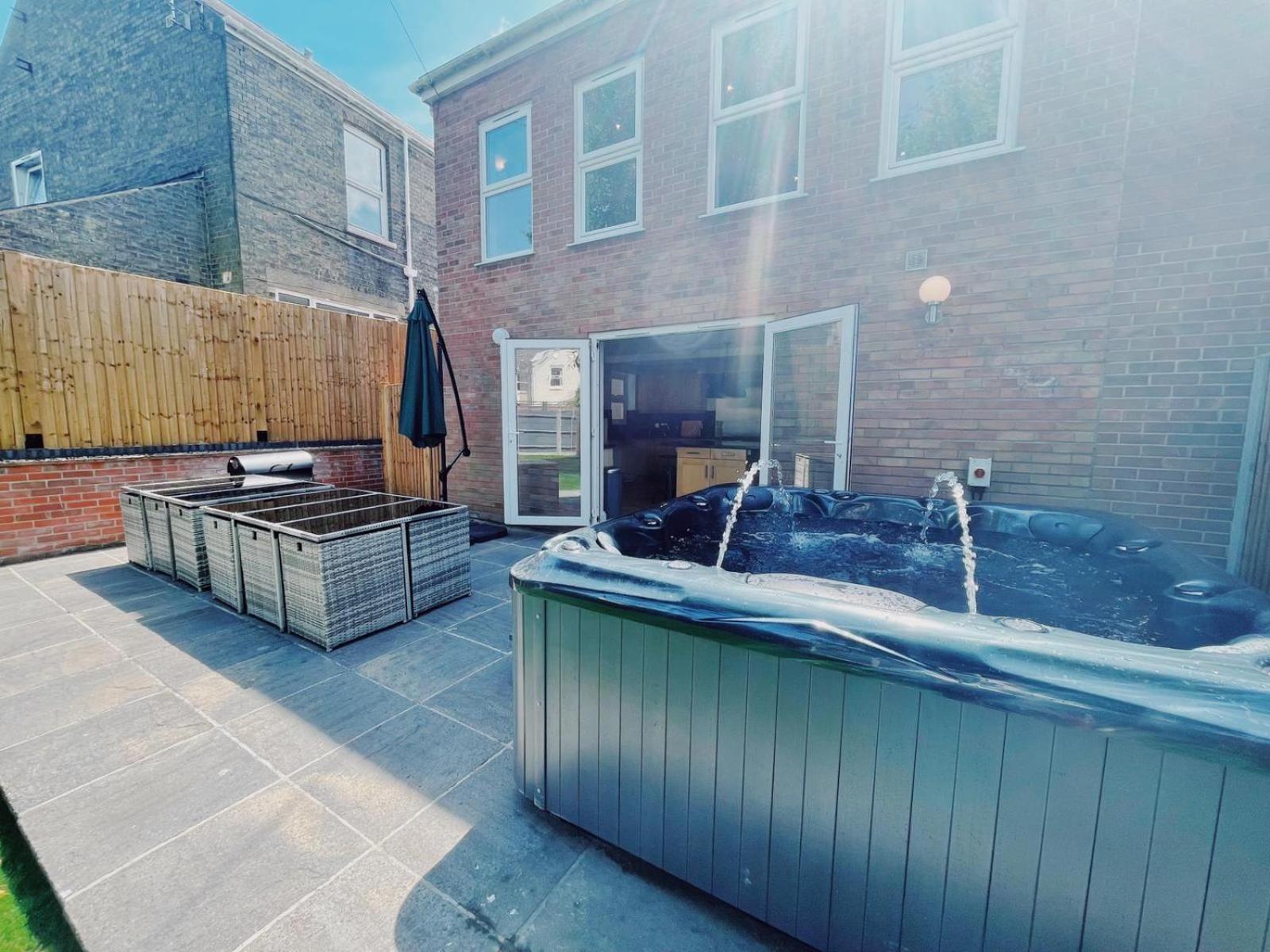 Stunning 8-Bed House with Sea & Beach Views view 3
