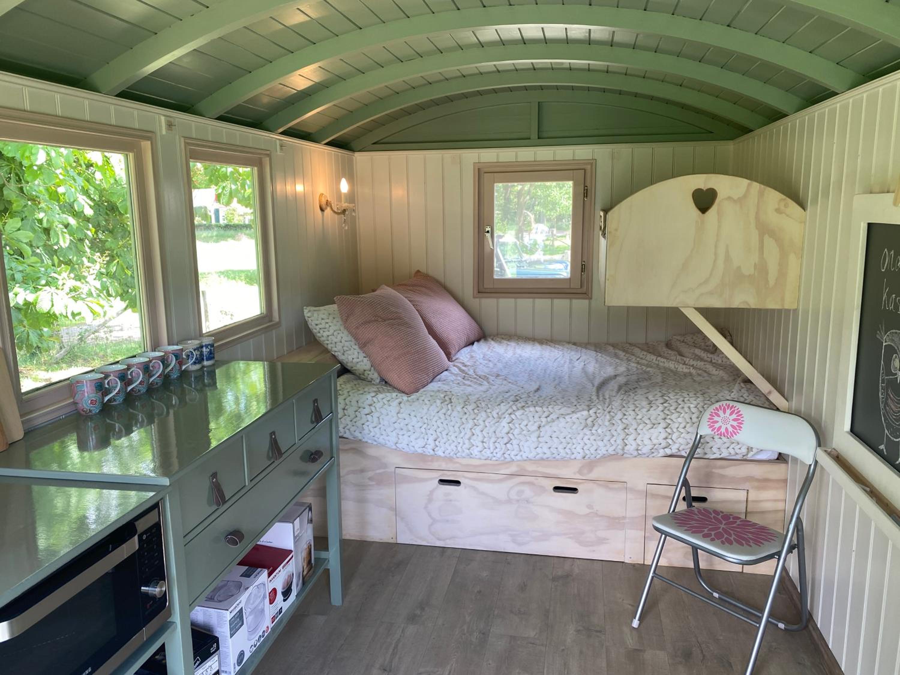 Tiny house, pipowagen onder de kastanje