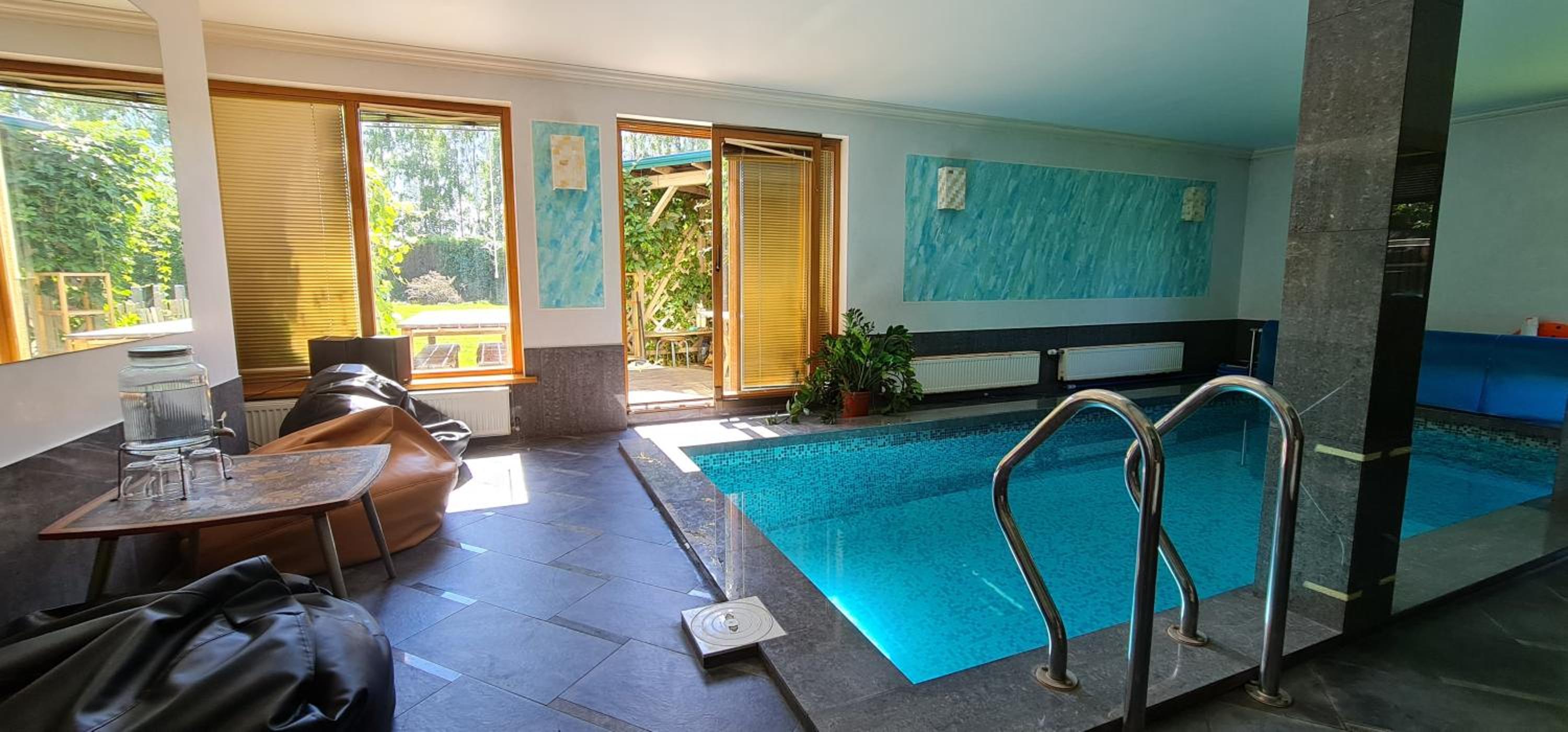 Hotel Spacious house with indoor pool & sauna. - Image 1