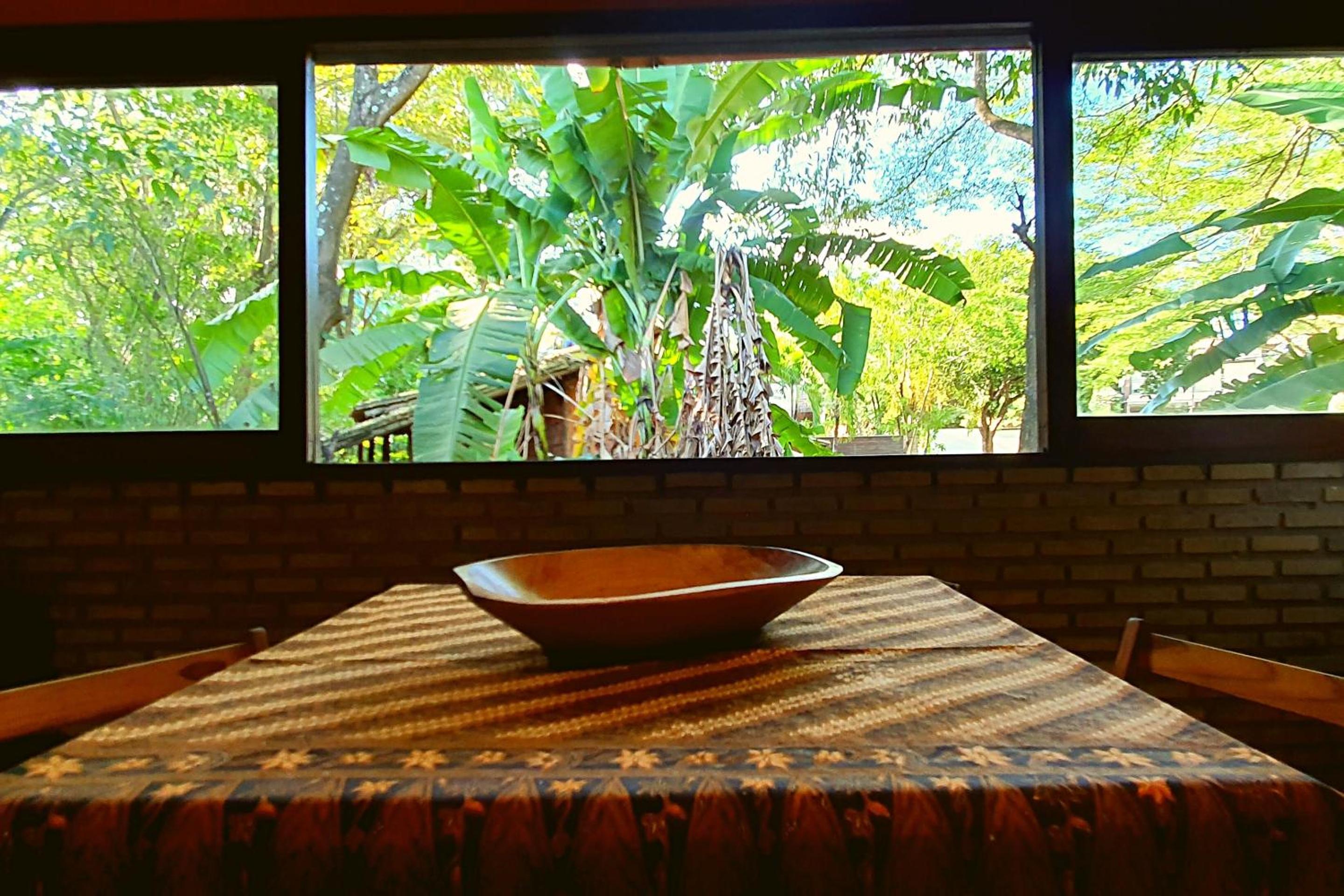 Vilacentro - colorida e ao lado dos restaurantes
