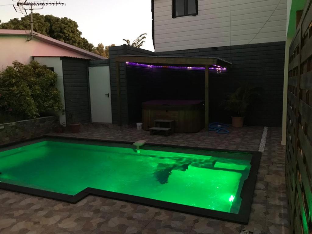 Le Flamboyant avec piscine chauffée 30° et Jacuzzi view 3