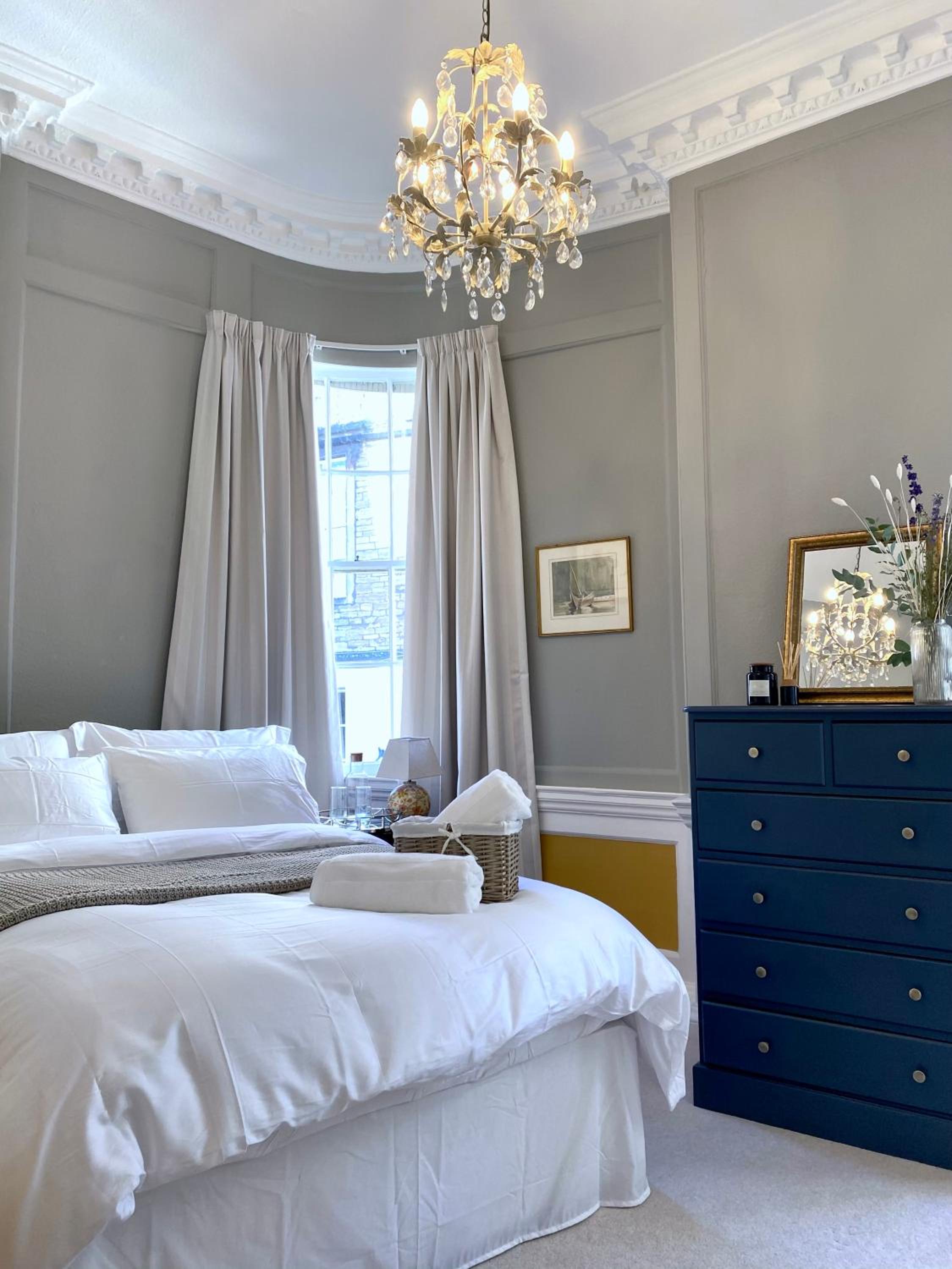 Elegant Georgian Apartment in Bath's Iconic Centre view 2