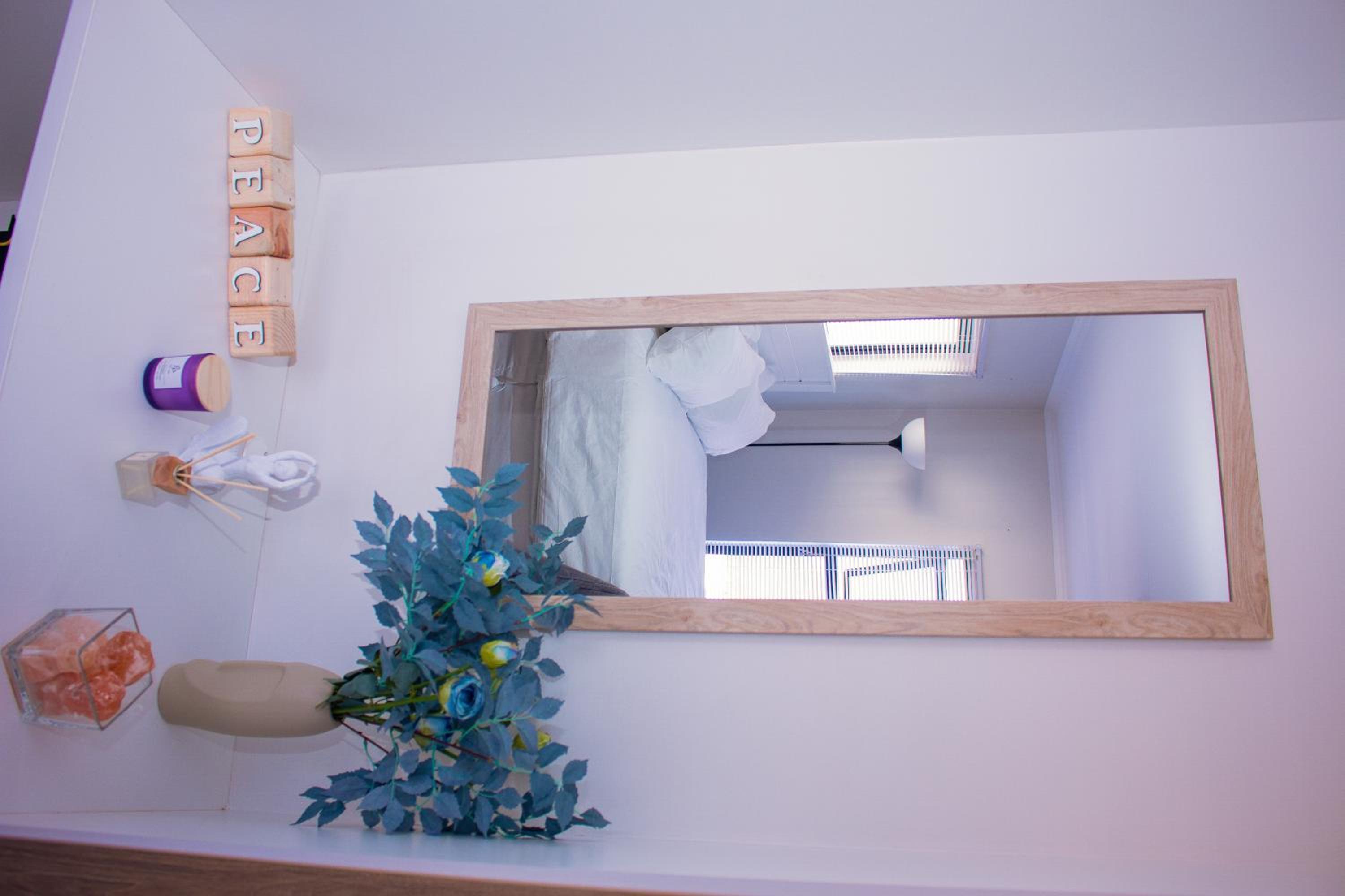 Charms and bows studio apartment -near ORT airport