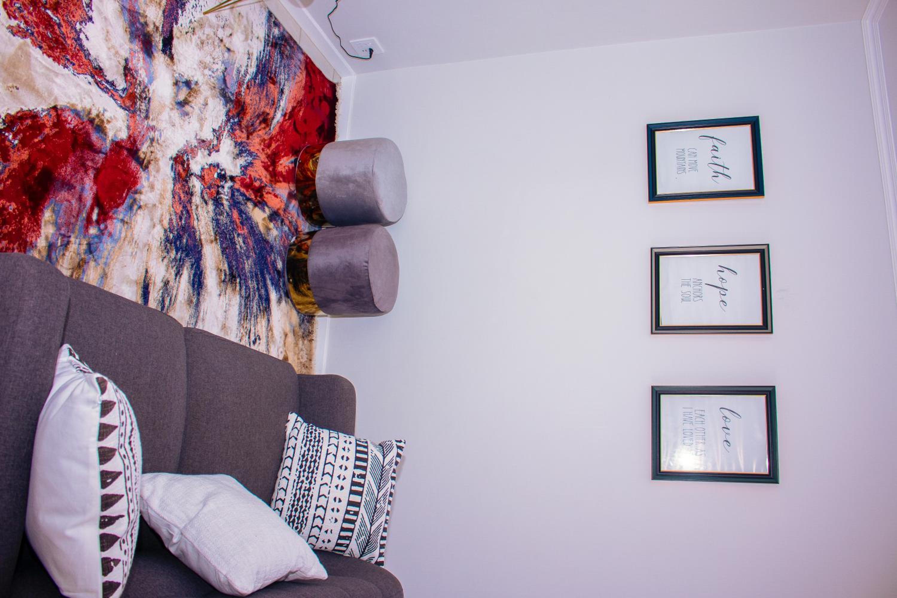 Charms and bows studio apartment -near ORT airport
