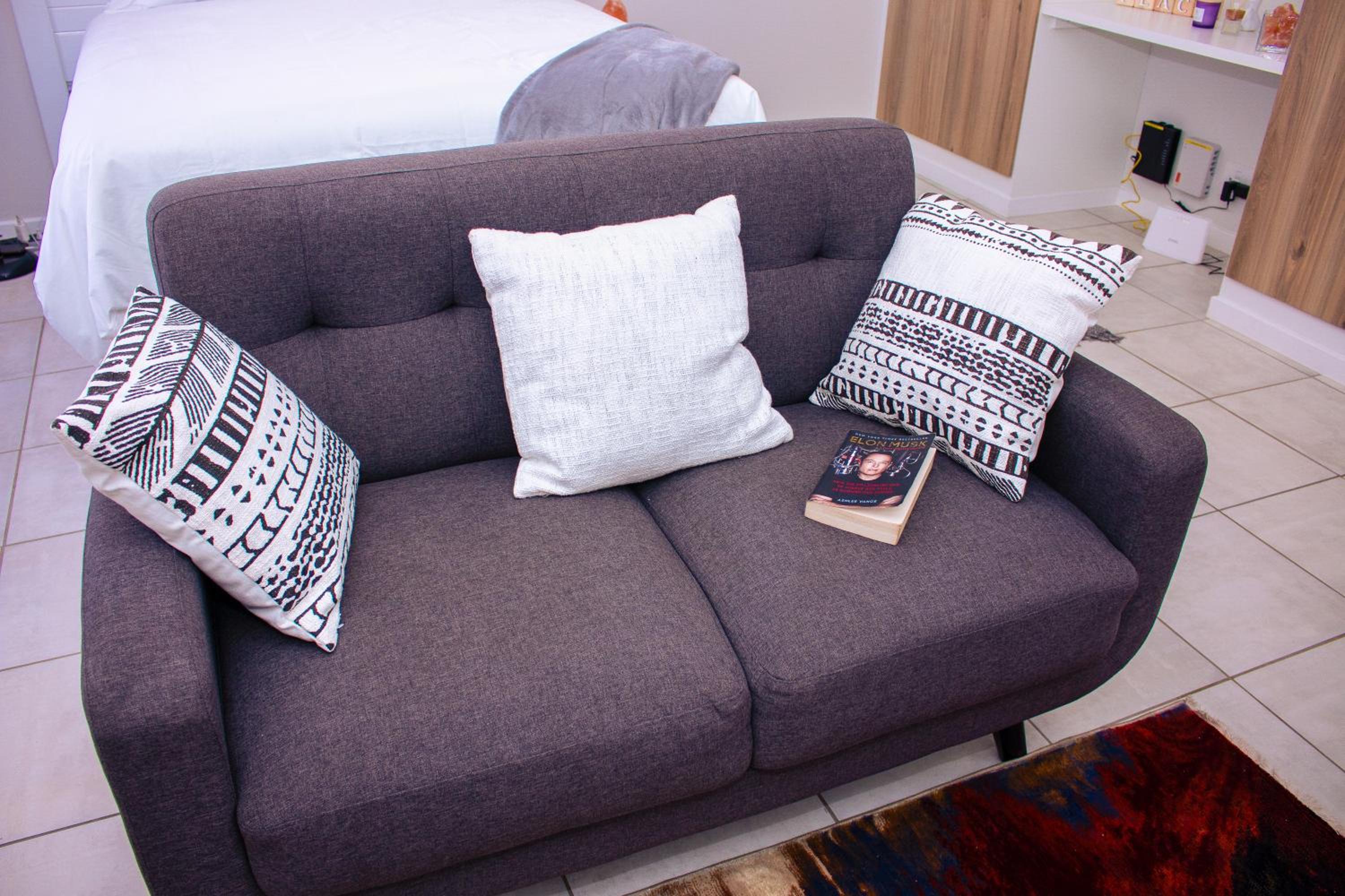 Charms and bows studio apartment -near ORT airport