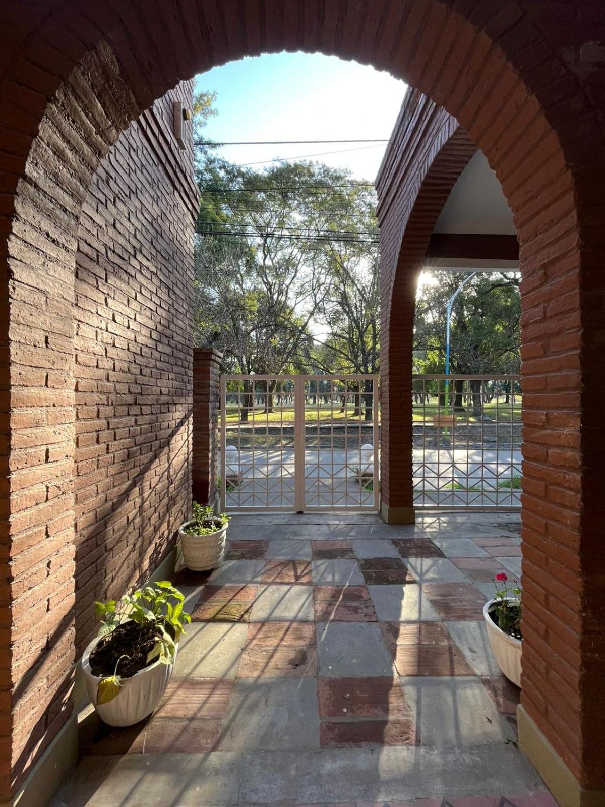 Casa Frente Parque Guillermina