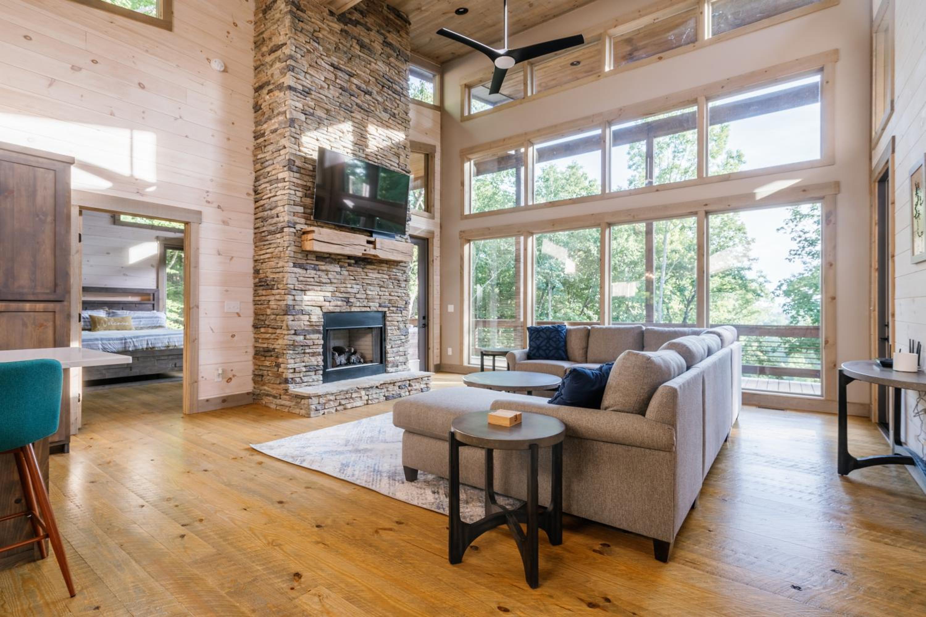 Honeysuckle Chalet - Luxe Mountain Chalet - Hot Tub, Wi-Fi, Pool Table, Party Deck, Fire Pit - 15 mins to Blue Ridge! view 2