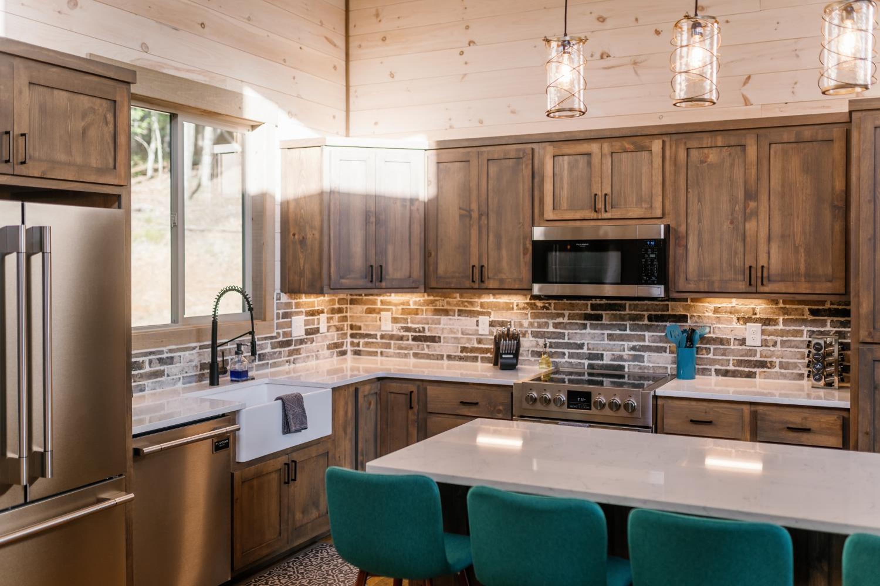 Honeysuckle Chalet - Luxe Mountain Chalet - Hot Tub, Wi-Fi, Pool Table, Party Deck, Fire Pit - 15 mins to Blue Ridge! view 3