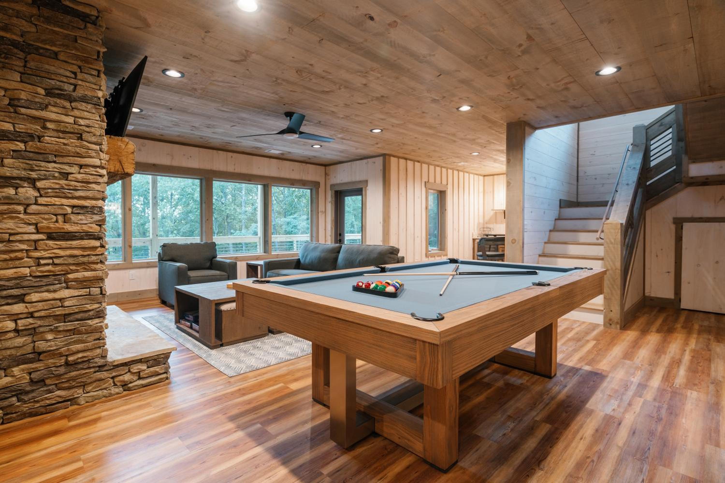 Honeysuckle Chalet - Luxe Mountain Chalet - Hot Tub, Wi-Fi, Pool Table, Party Deck, Fire Pit - 15 mins to Blue Ridge! view 5