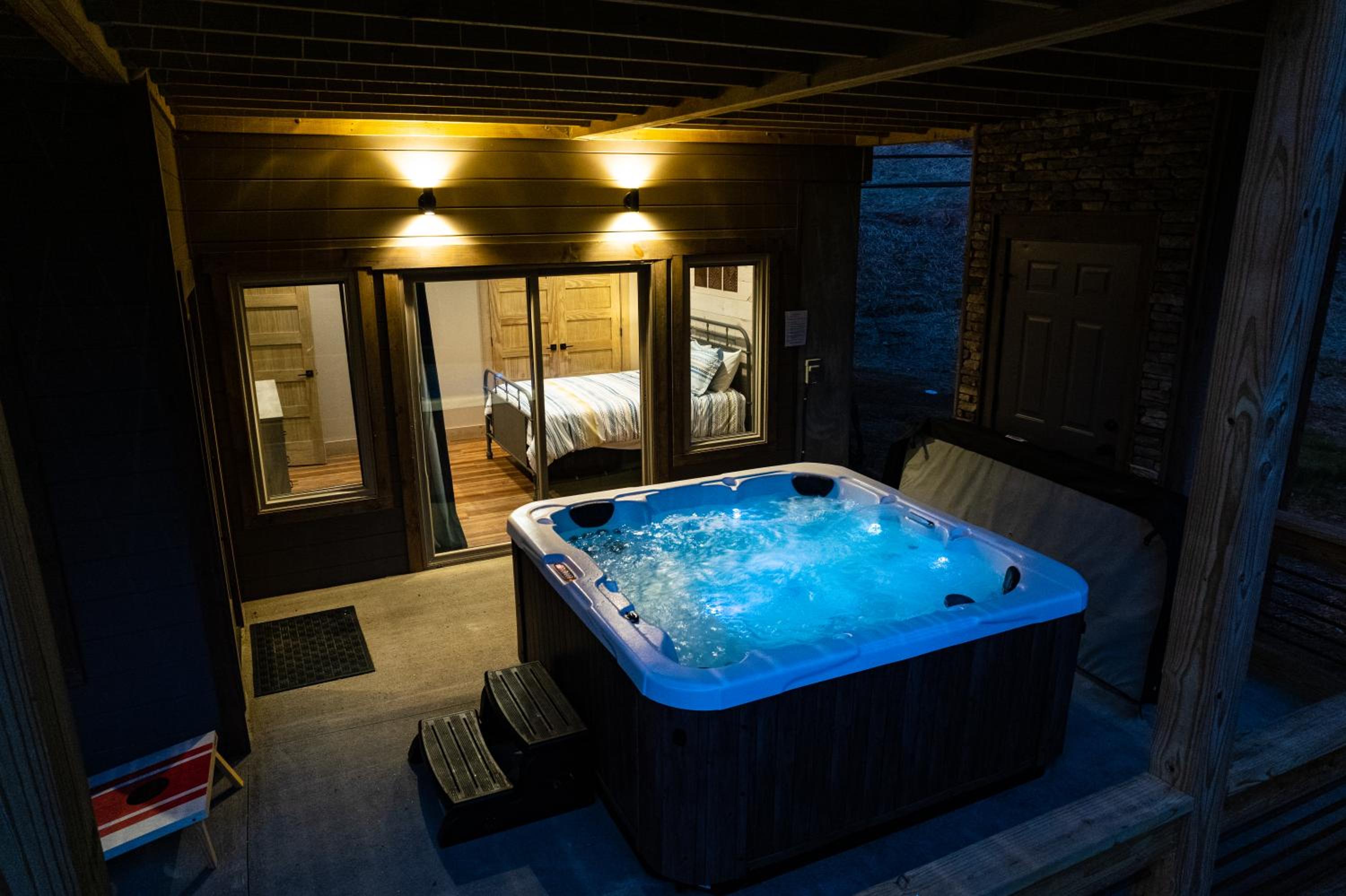 Honeysuckle Chalet - Luxe Mountain Chalet - Hot Tub, Wi-Fi, Pool Table, Party Deck, Fire Pit - 15 mins to Blue Ridge! view 4