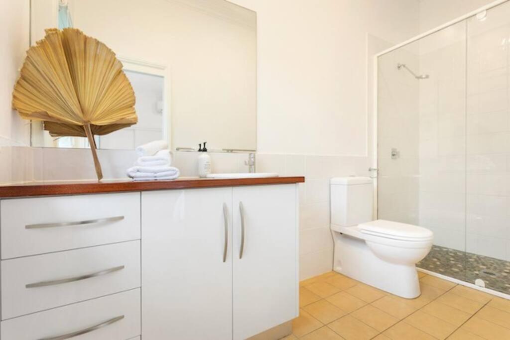 Fuller Holidays - Hacienda, Luxury 5 bedroom home with pool