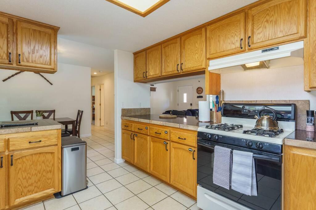 Acorn House - Charming house in green heaven with pool table with lovely backyard view 4