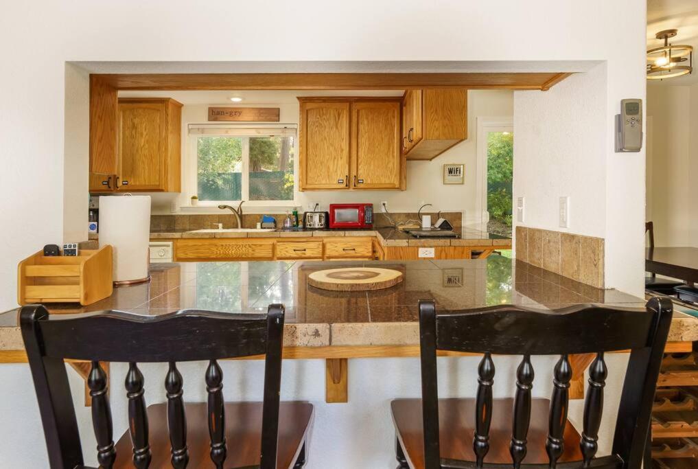 Acorn House - Charming house in green heaven with pool table with lovely backyard view 5