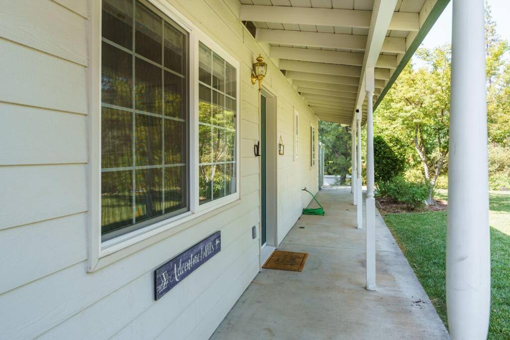 Acorn House - Charming house in green heaven with pool table with lovely backyard view 3