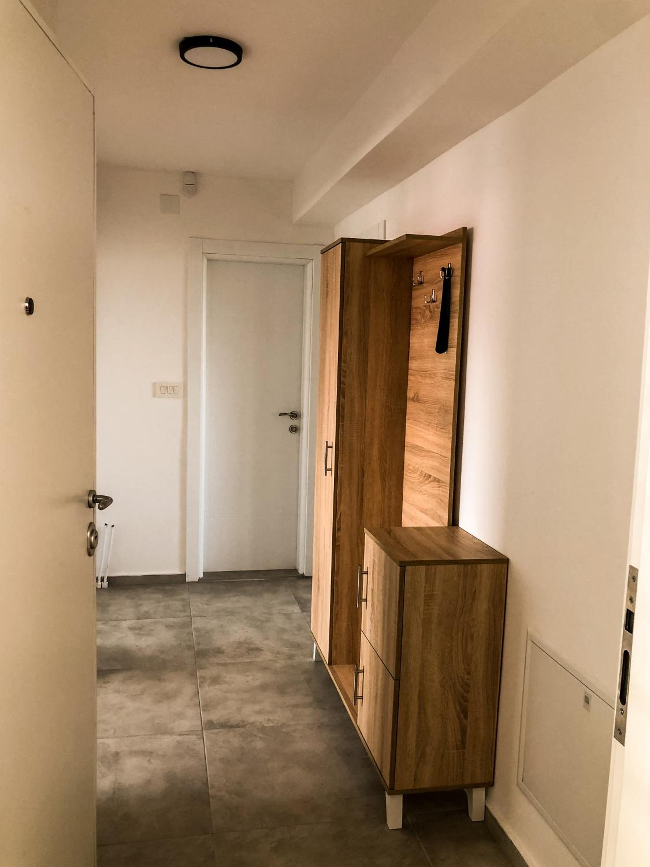 HILLTOP Luxury Apartment with Free Parking view 2