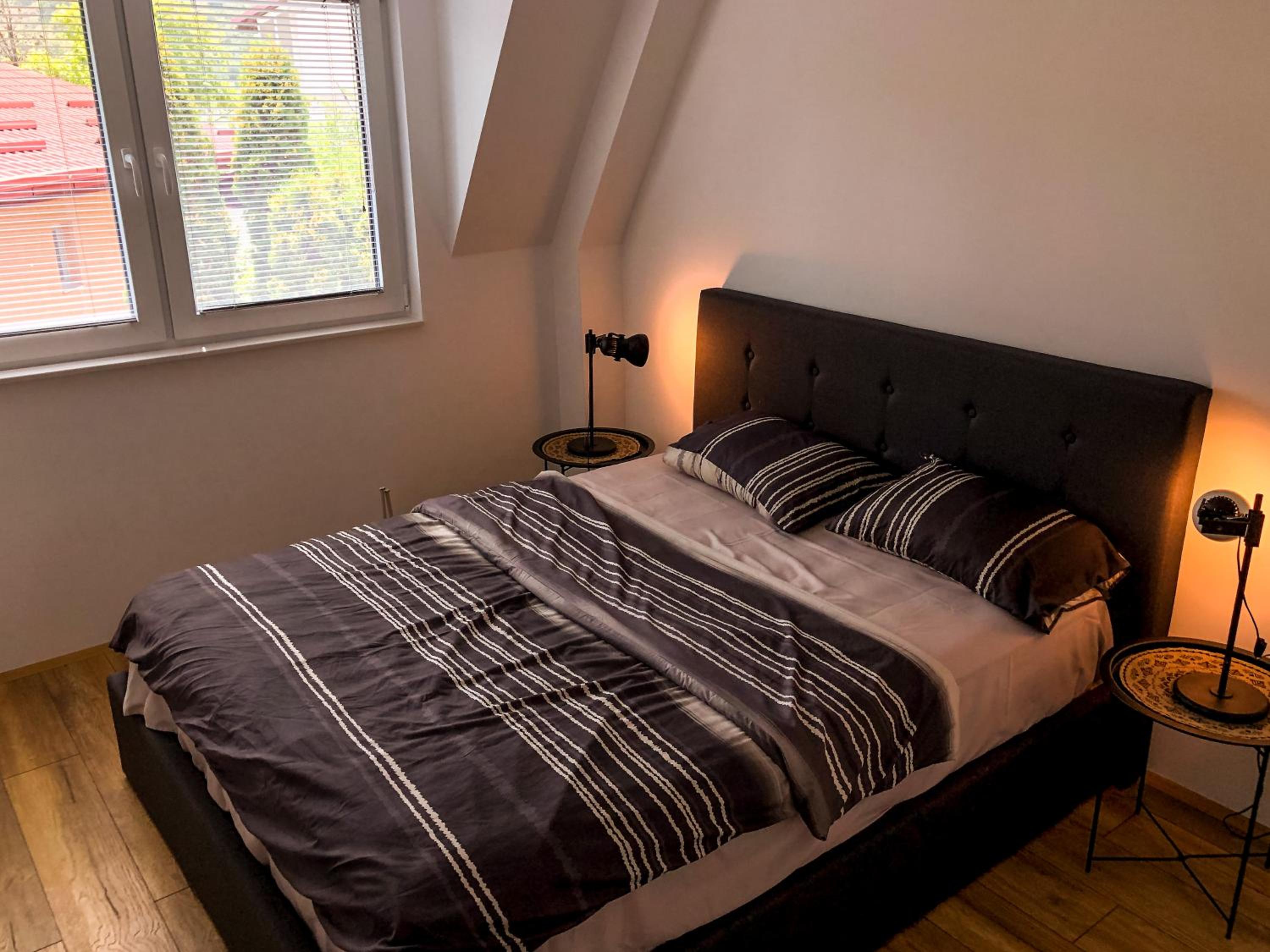 HILLTOP Luxury Apartment with Free Parking view 3