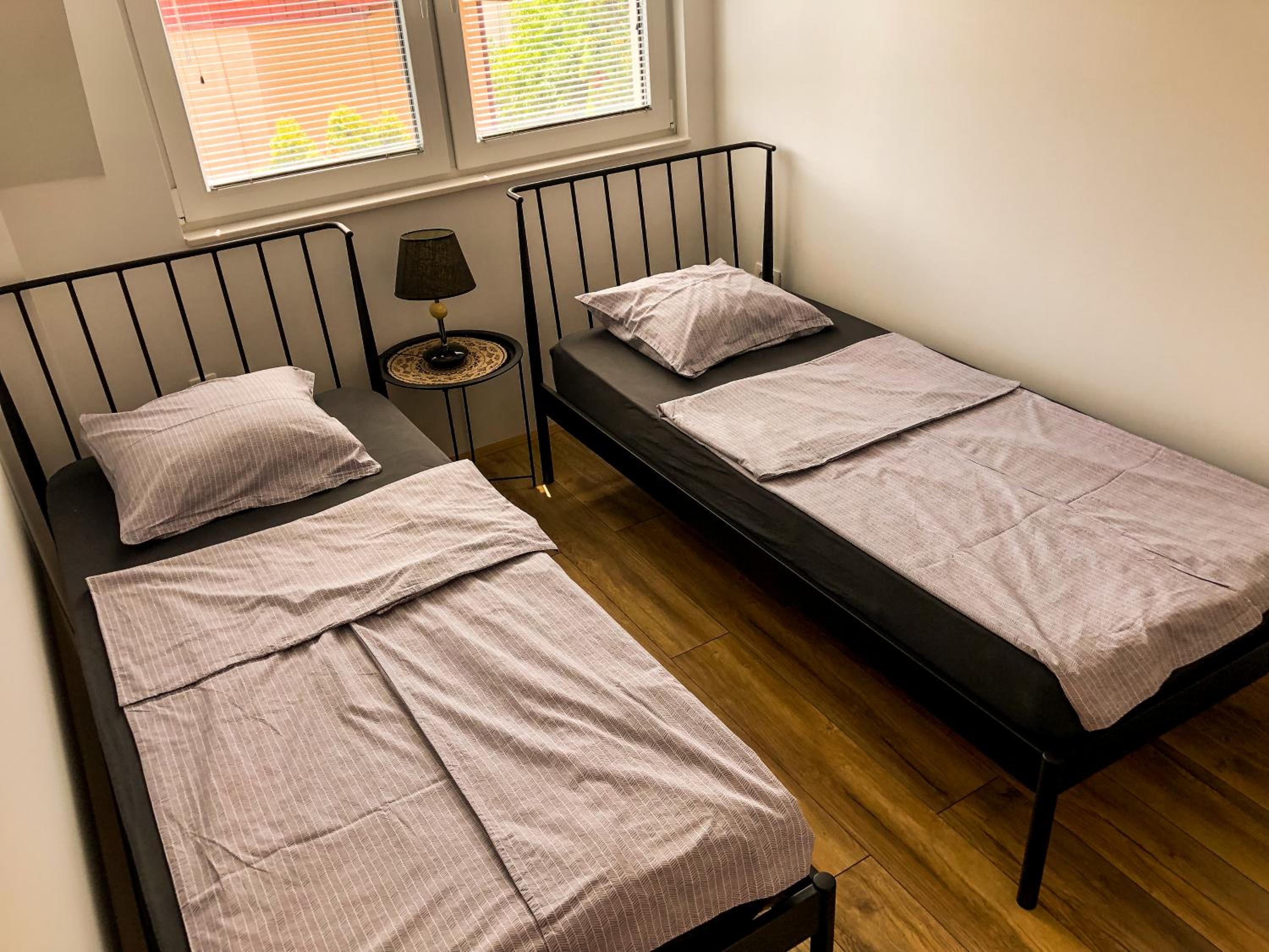 HILLTOP Luxury Apartment with Free Parking view 4