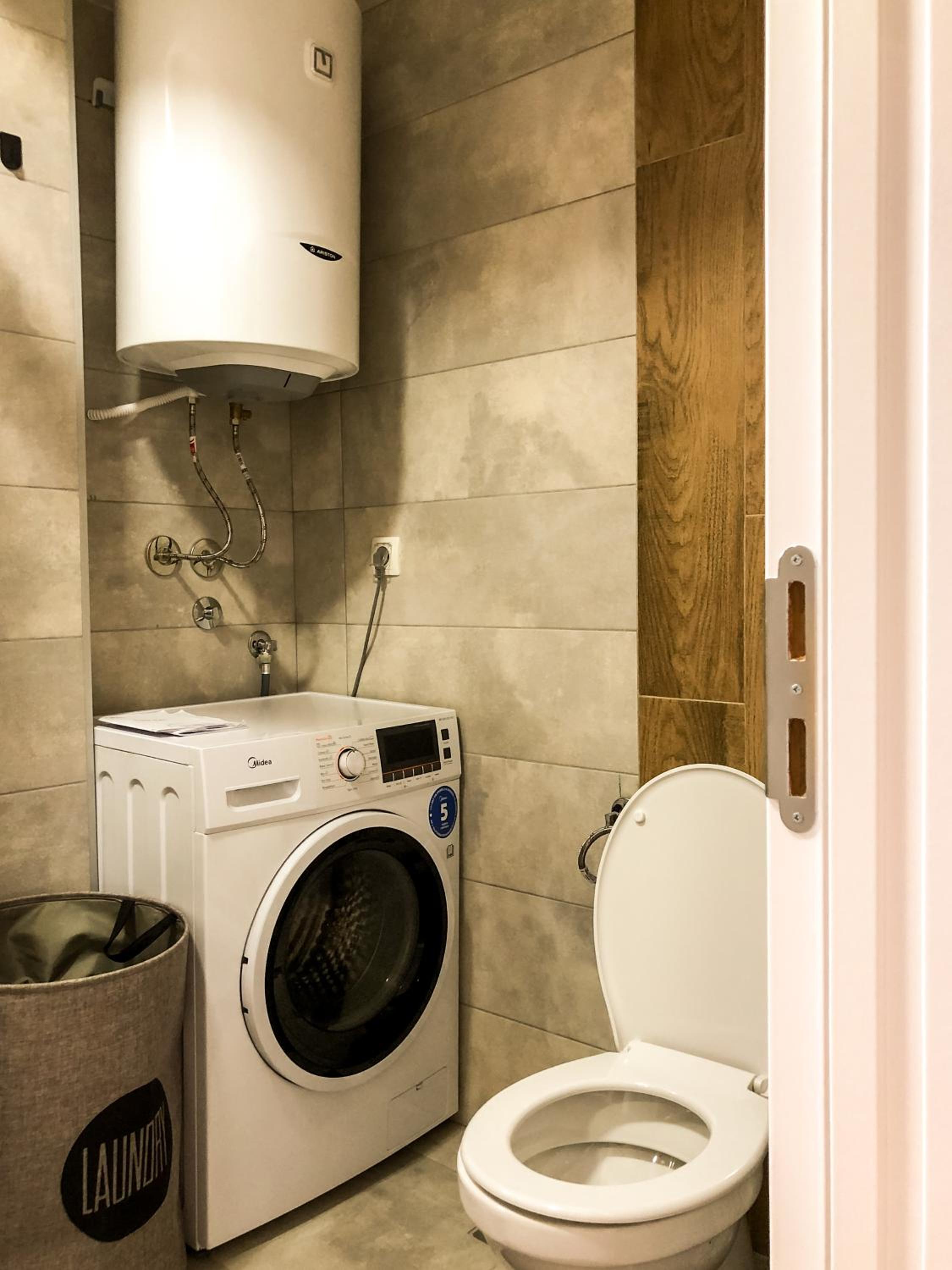 HILLTOP Luxury Apartment with Free Parking view 5