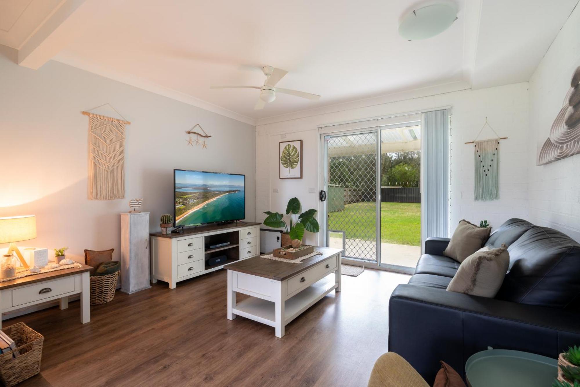 Curley's at Culburra Beach- Pet friendly- Across the road from Curley's Bay