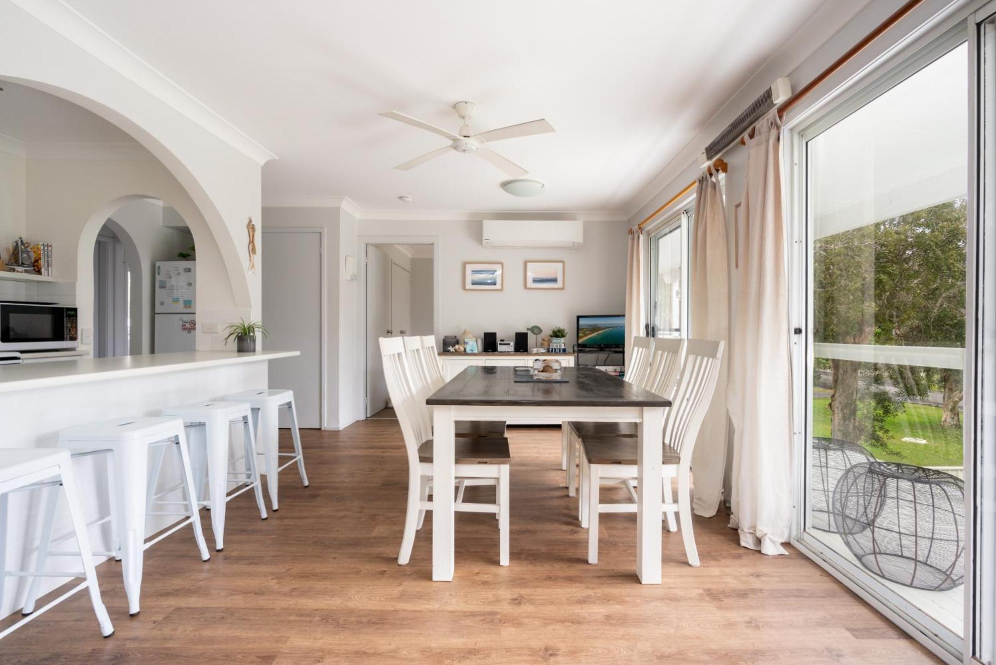 Curley's at Culburra Beach- Pet friendly- Across the road from Curley's Bay