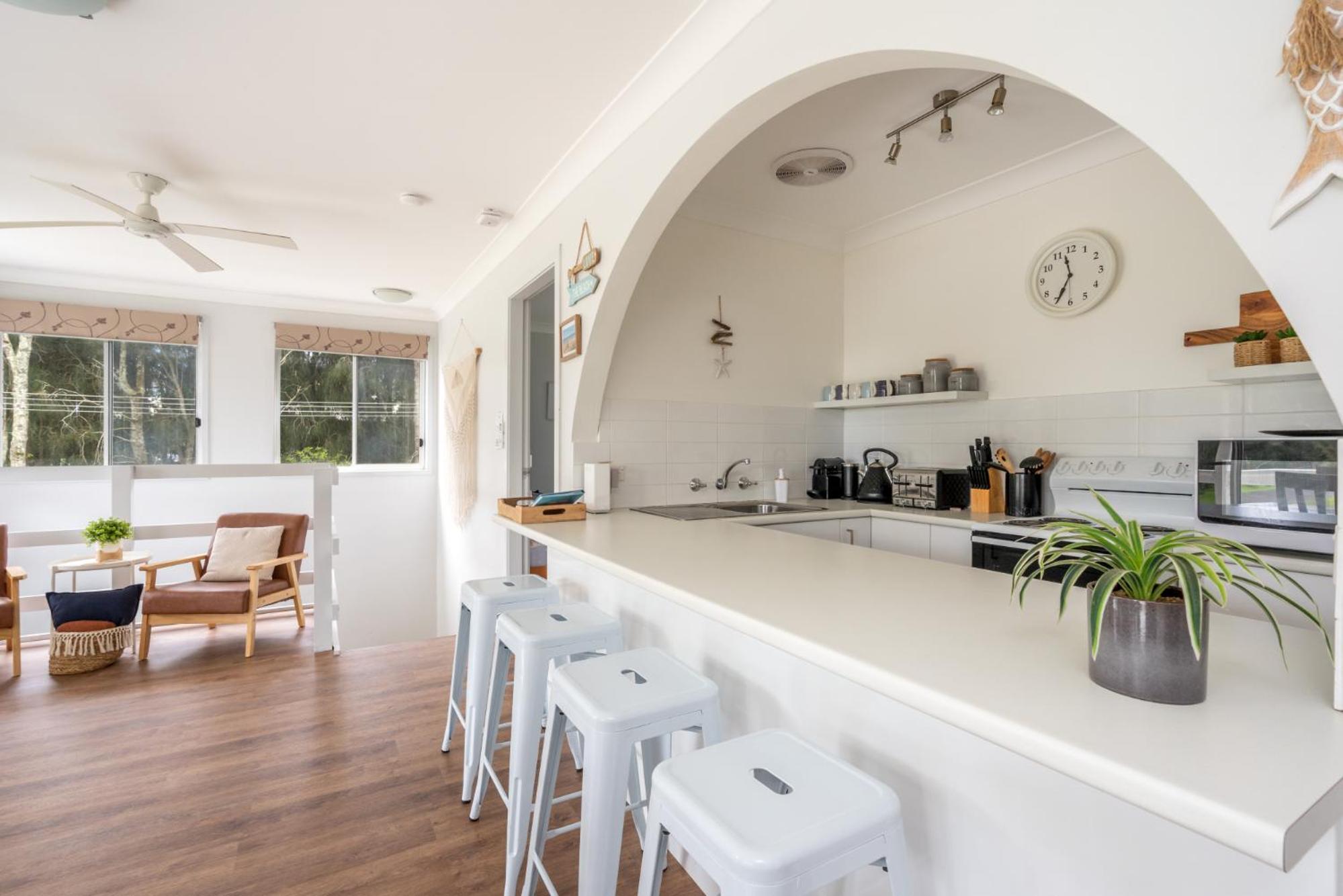 Curley's at Culburra Beach- Pet friendly- Across the road from Curley's Bay