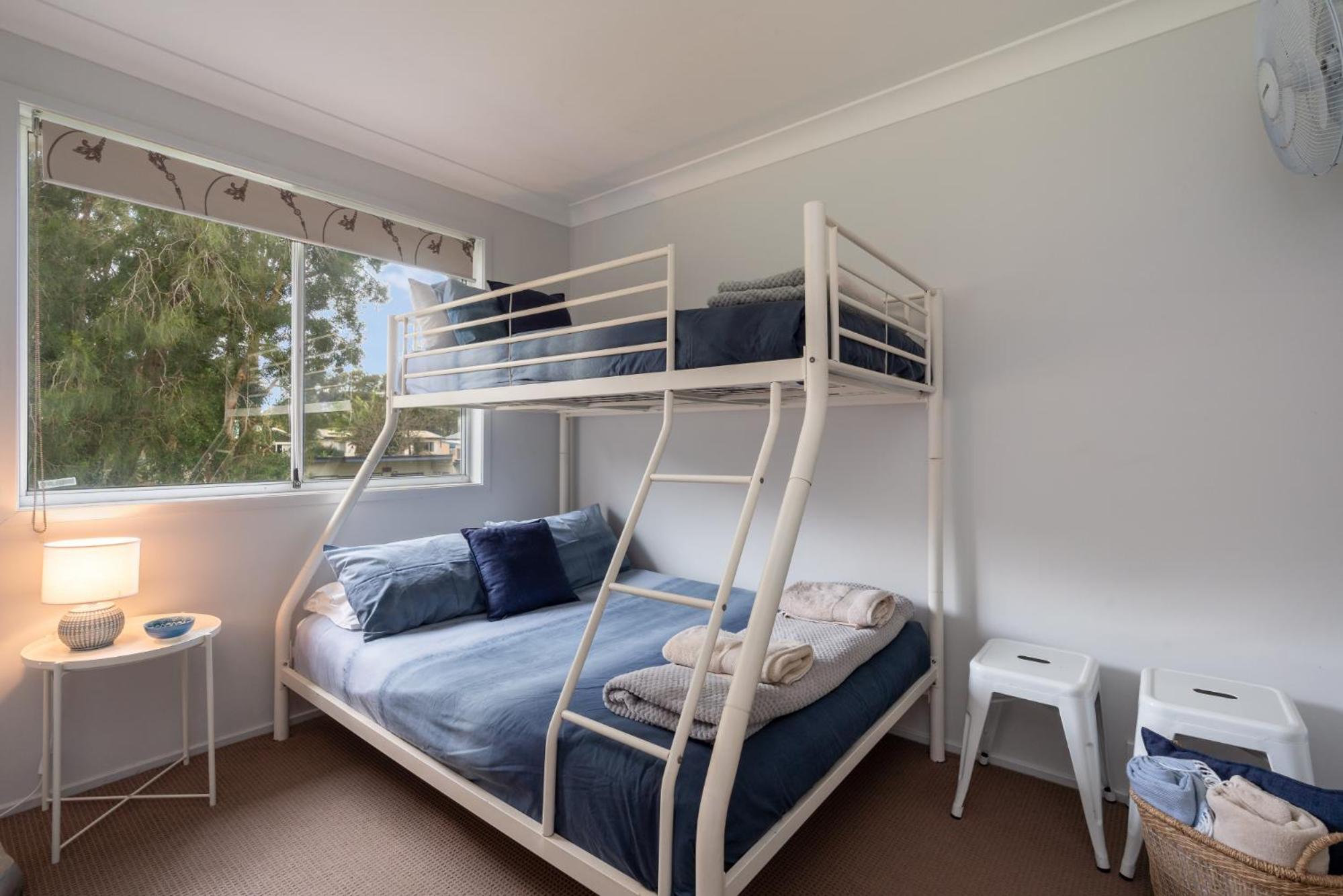Curley's at Culburra Beach- Pet friendly- Across the road from Curley's Bay