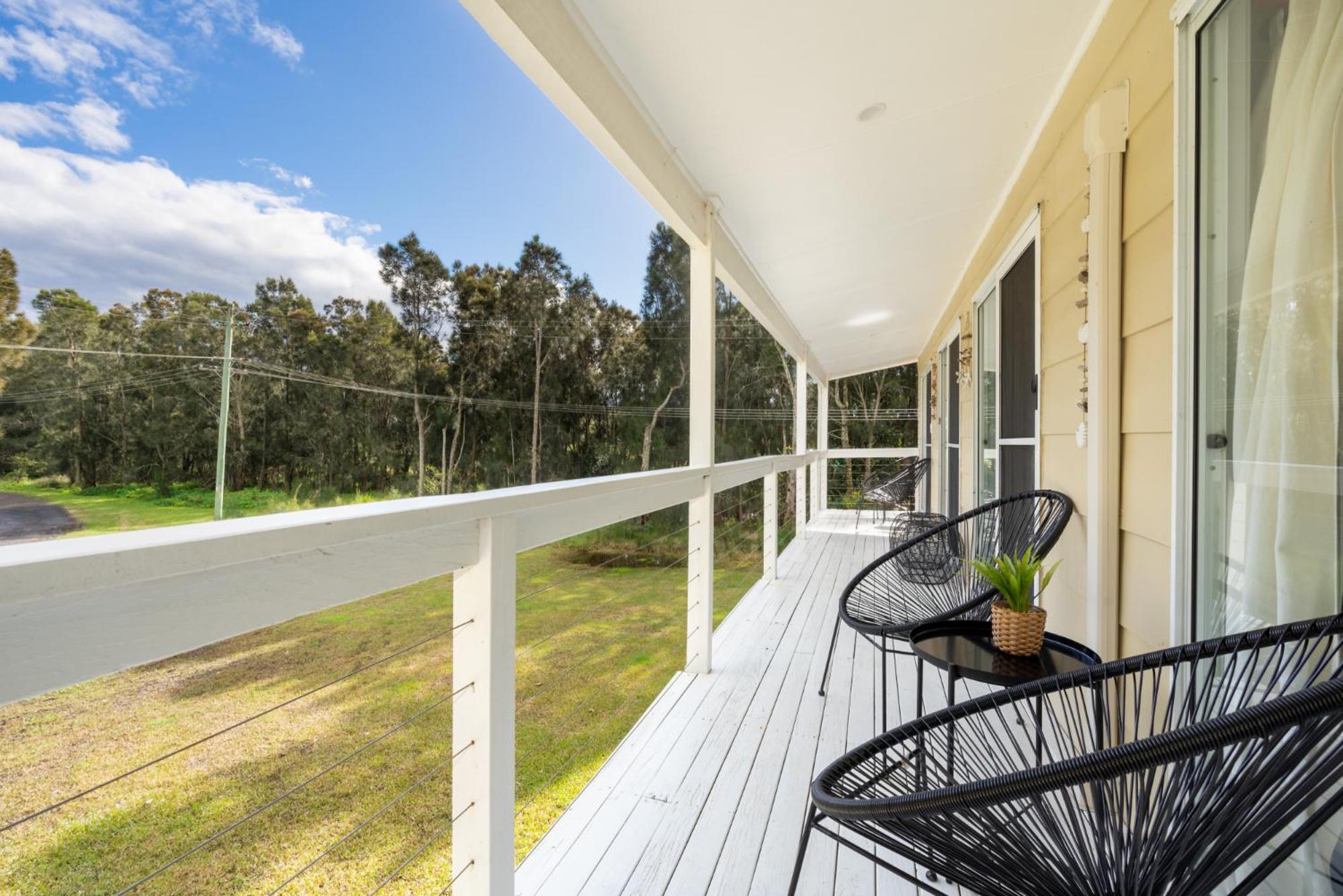 Curley's at Culburra Beach- Pet friendly- Across the road from Curley's Bay