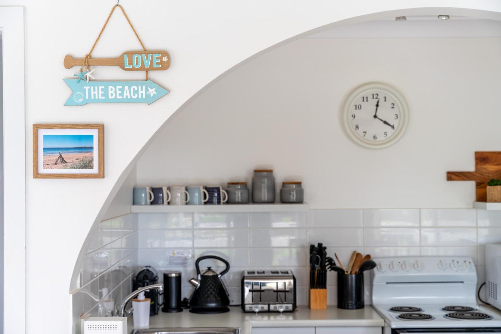 Curley's at Culburra Beach- Pet friendly- Across the road from Curley's Bay