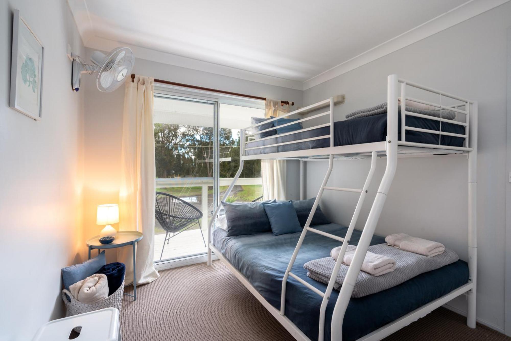 Curley's at Culburra Beach- Pet friendly- Across the road from Curley's Bay