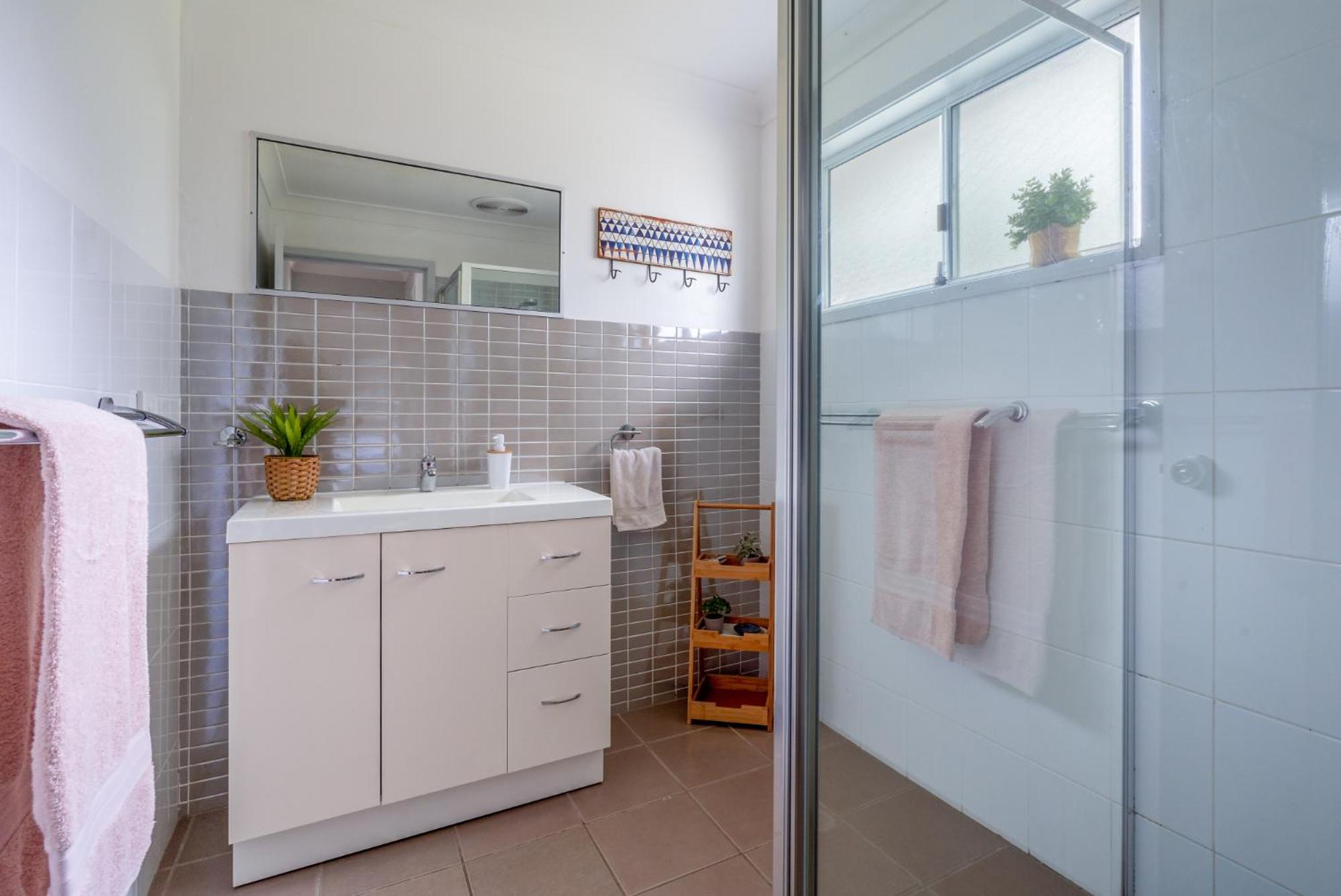 Curley's at Culburra Beach- Pet friendly- Across the road from Curley's Bay