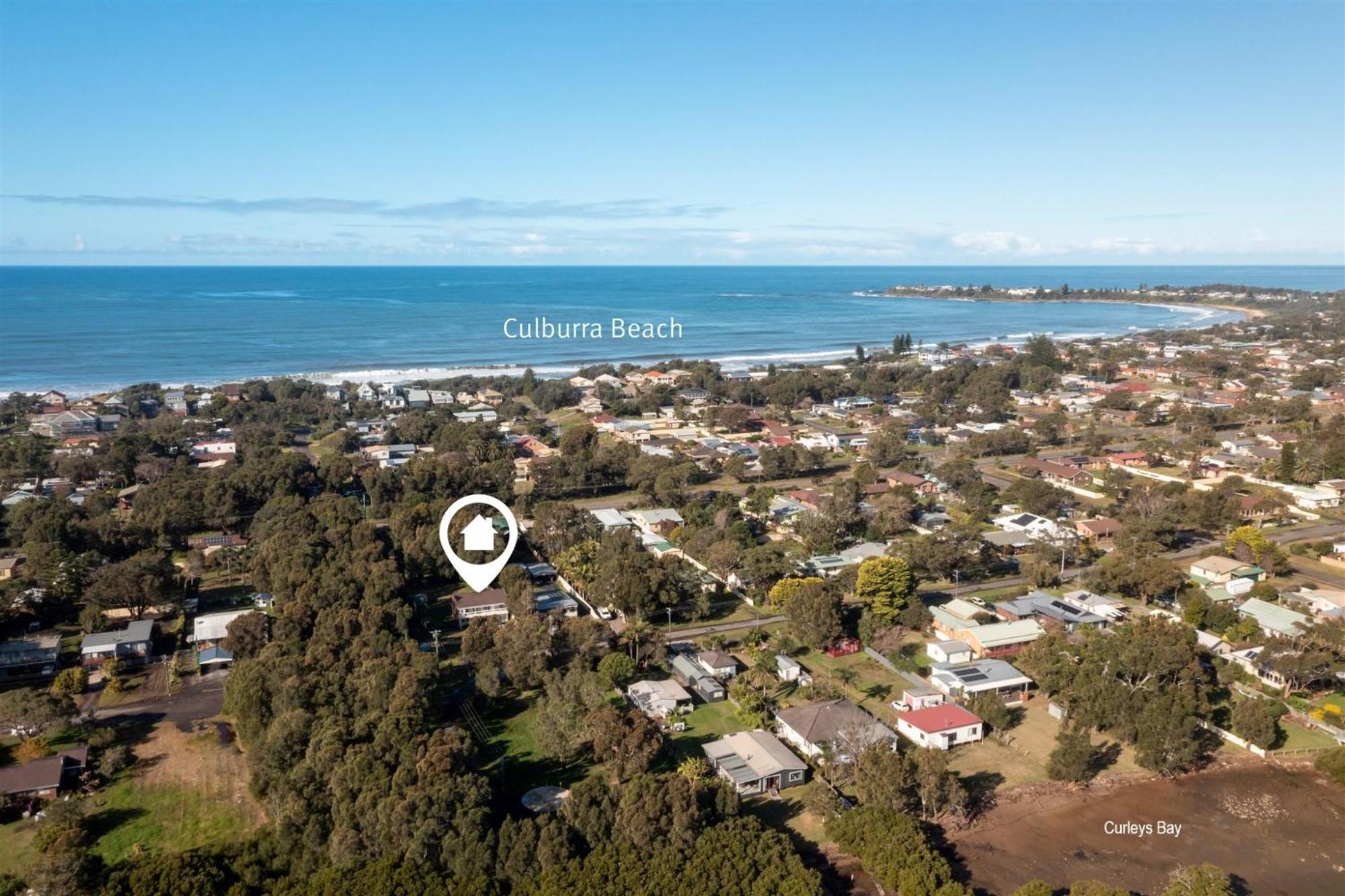 Curley's at Culburra Beach- Pet friendly- Across the road from Curley's Bay