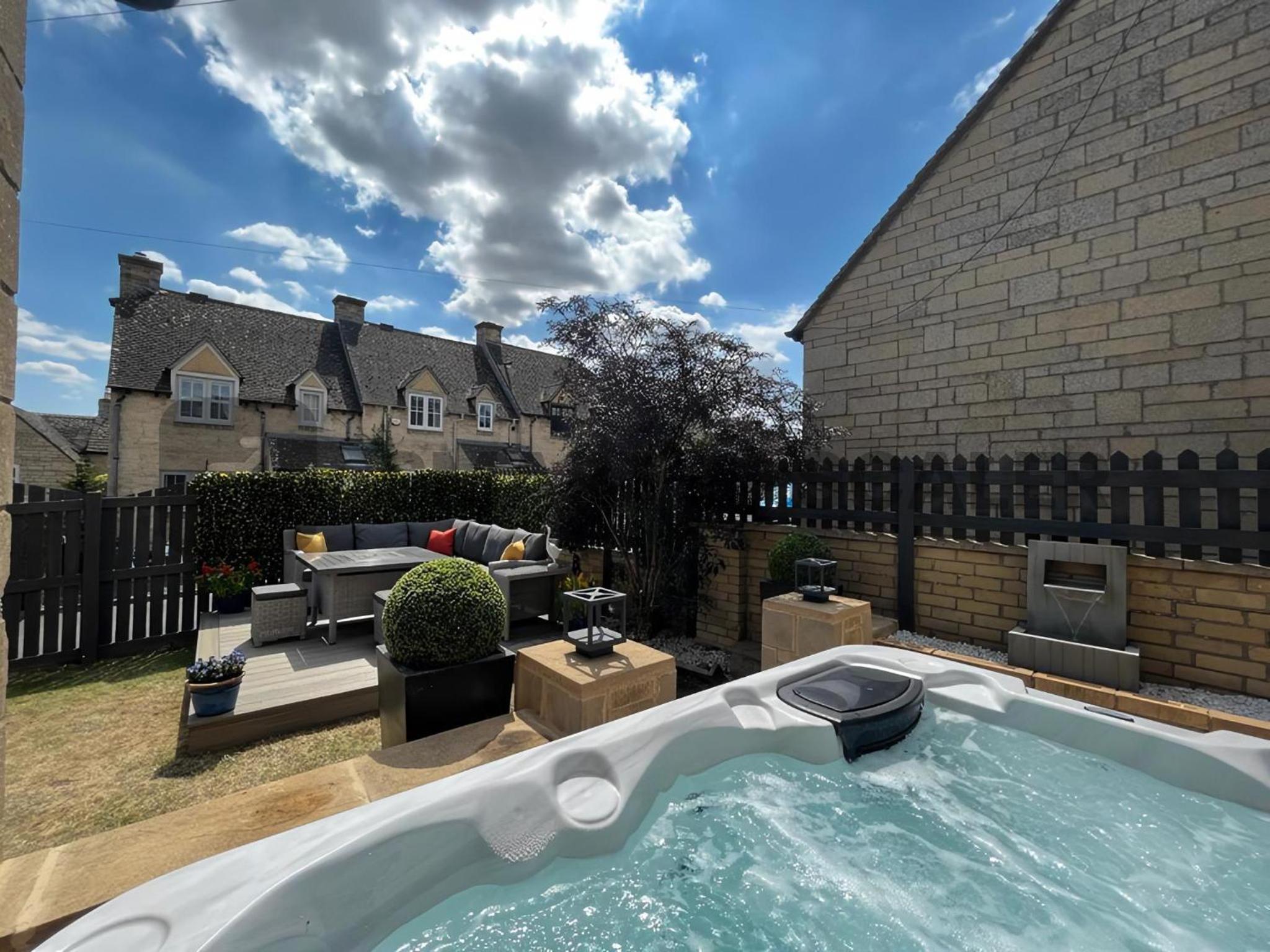 Luxurious 4 bedroom home in the heart of the Cotswolds with Hot Tub!