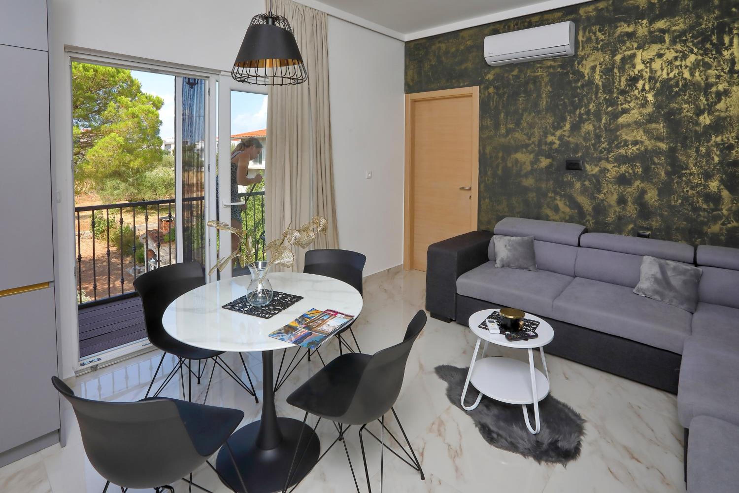 Luxury Apartments Monika near the sea with jacuzzi and private parking