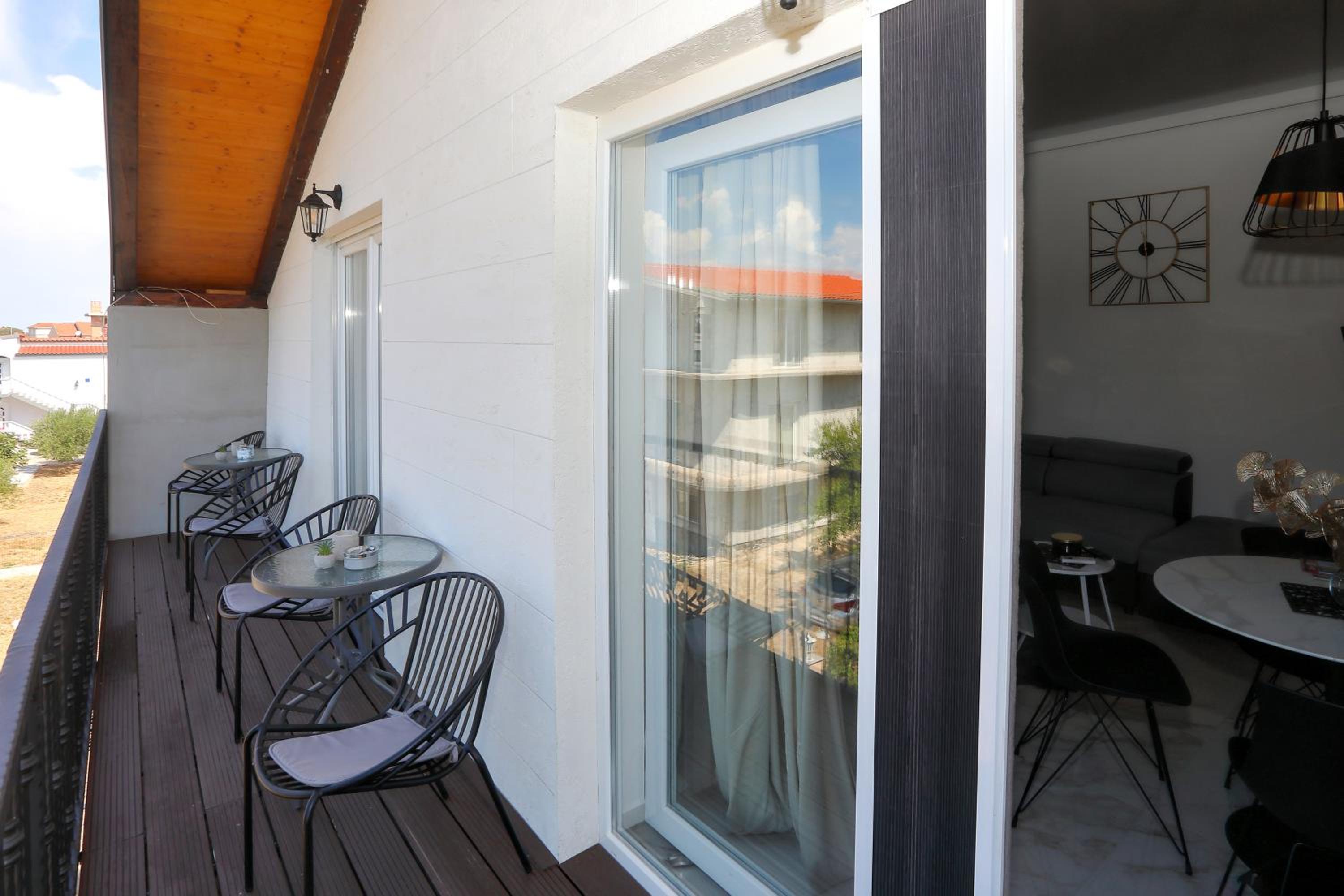 Luxury Apartments Monika near the sea with jacuzzi and private parking