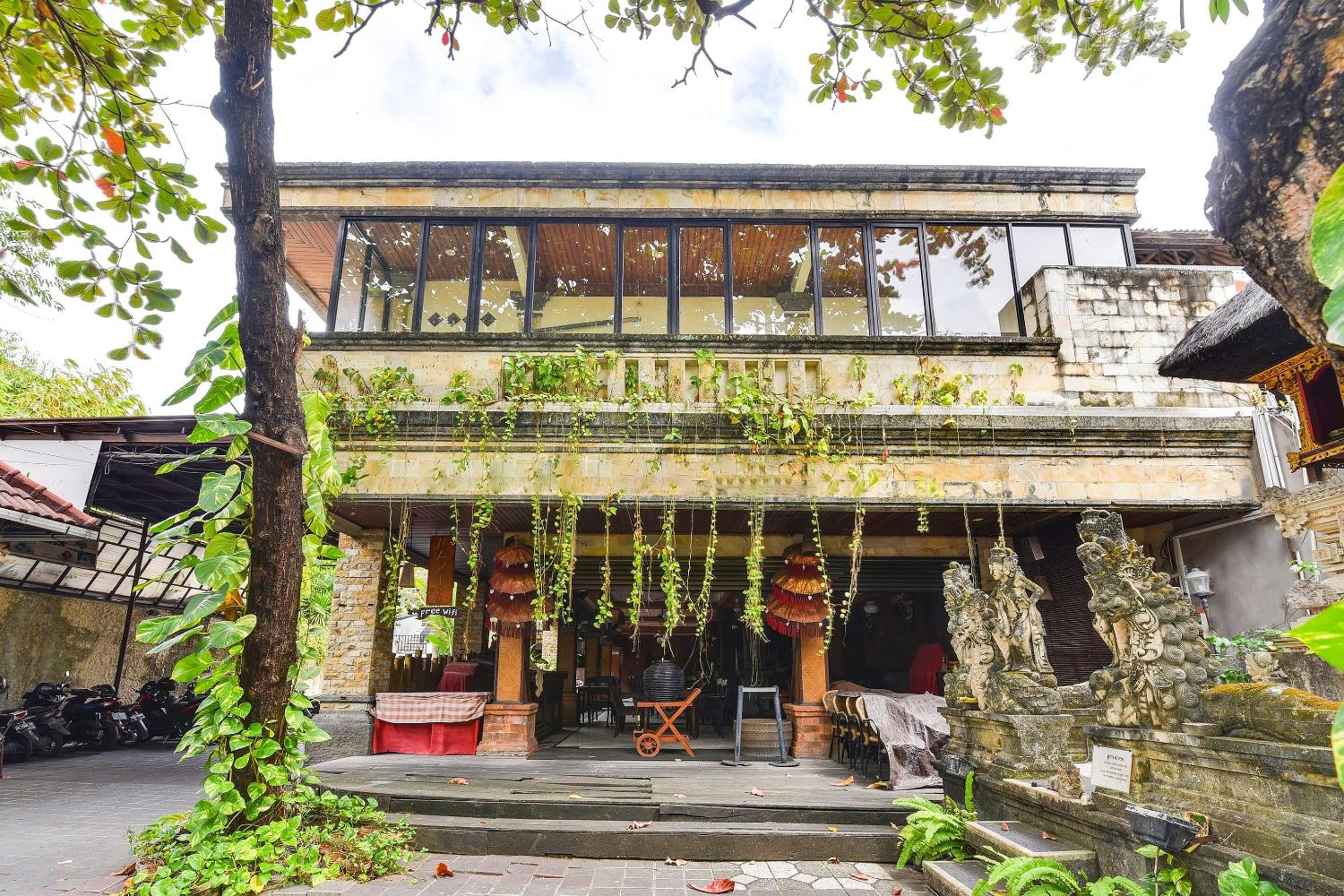 Super OYO Townhouse Oak Maxi Hotel Legian