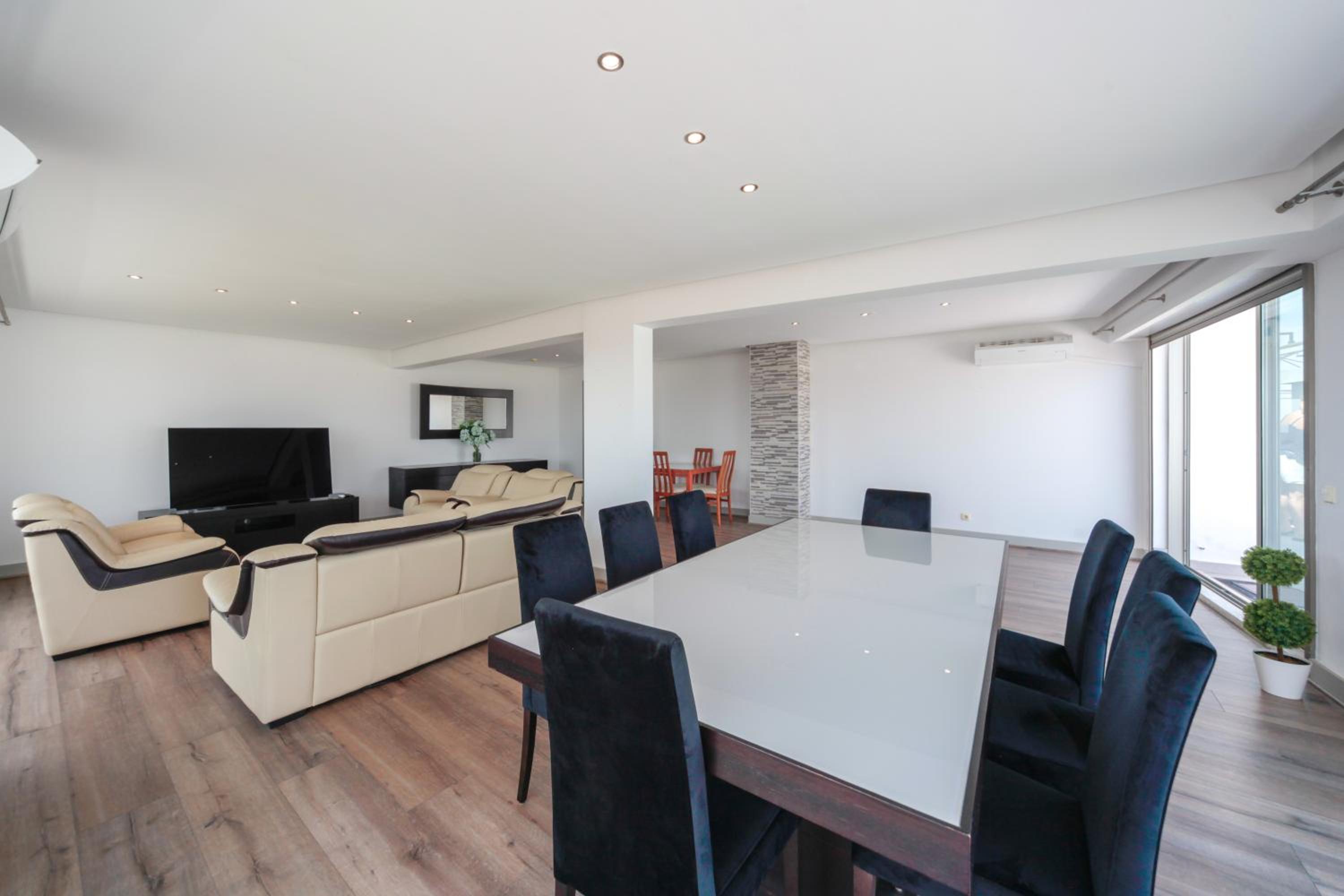Outstanding penthouse with amazing sea views view 2