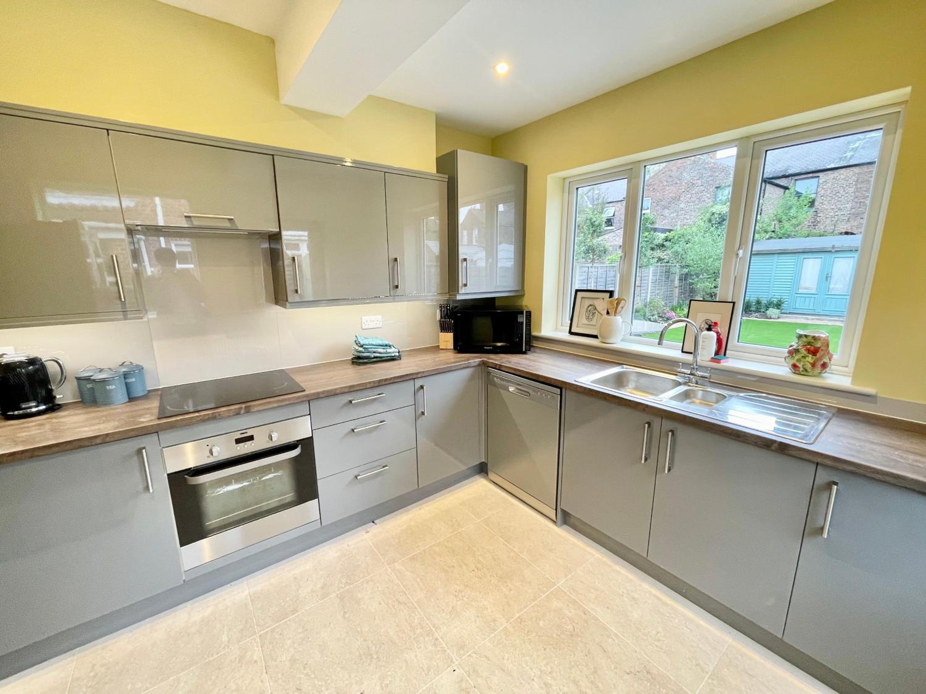 Central Townhouse with free off road parking and garden view 3