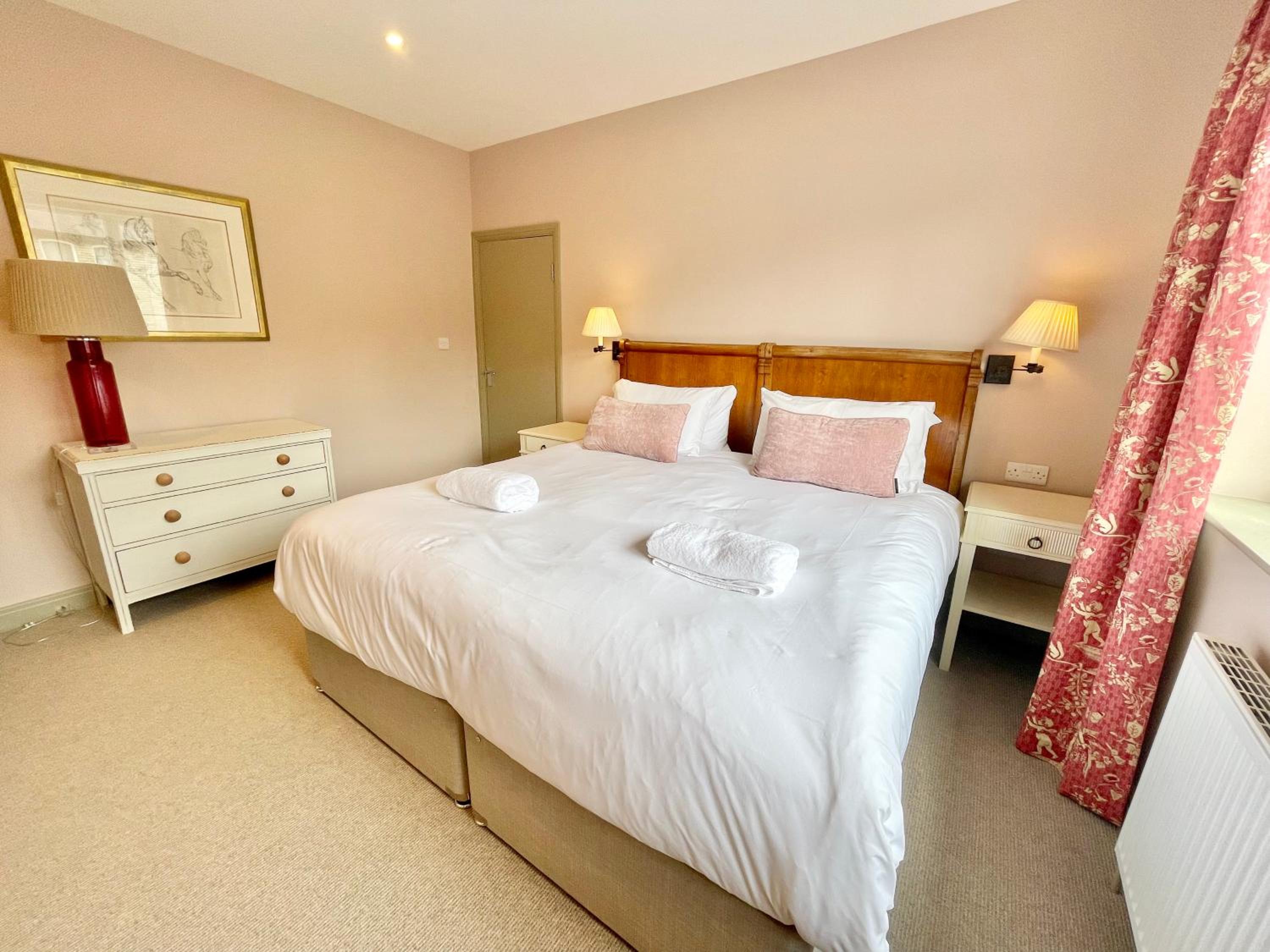 Central Townhouse with free off road parking and garden view 5