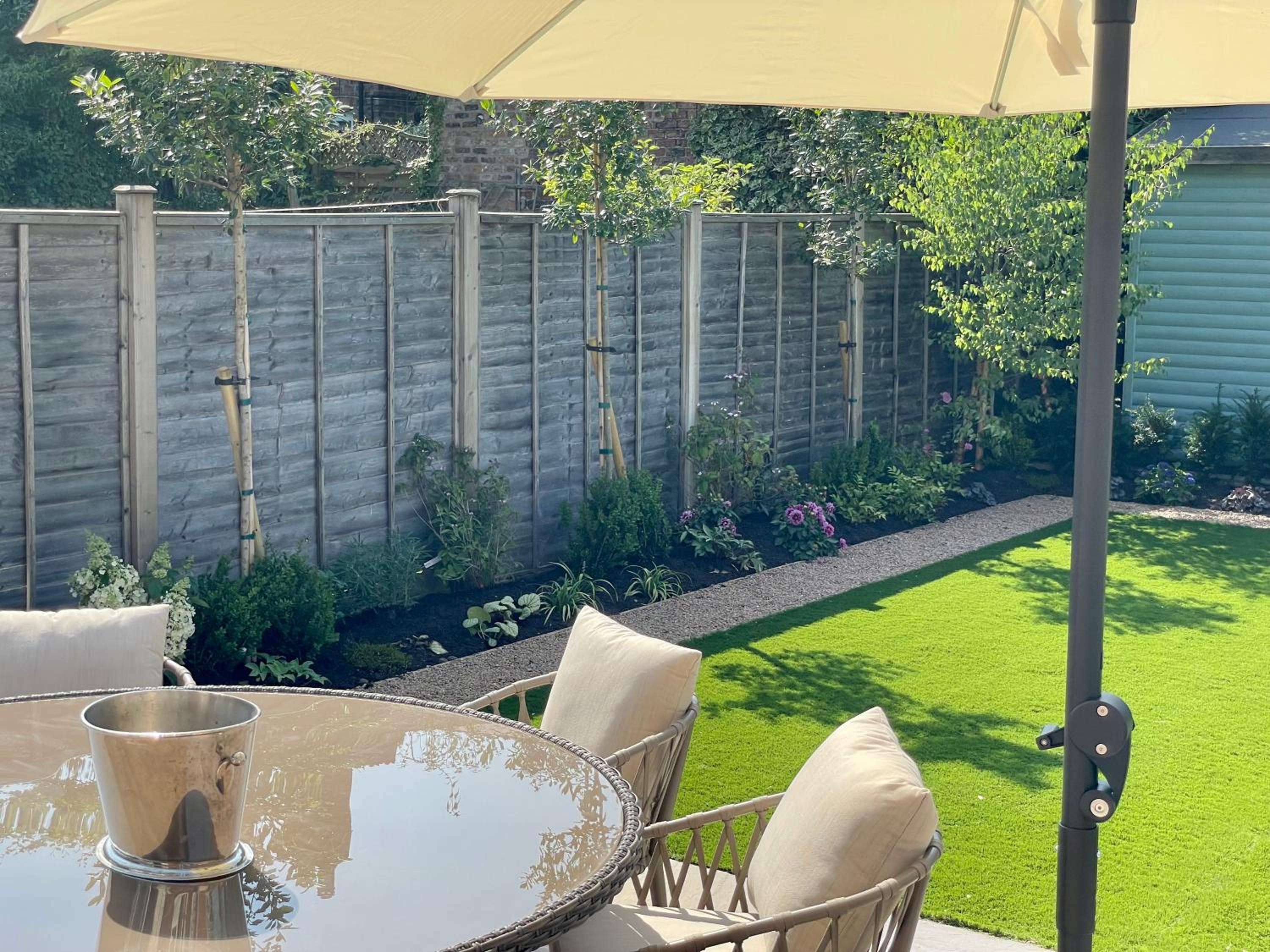 Central Townhouse with free off road parking and garden view 4