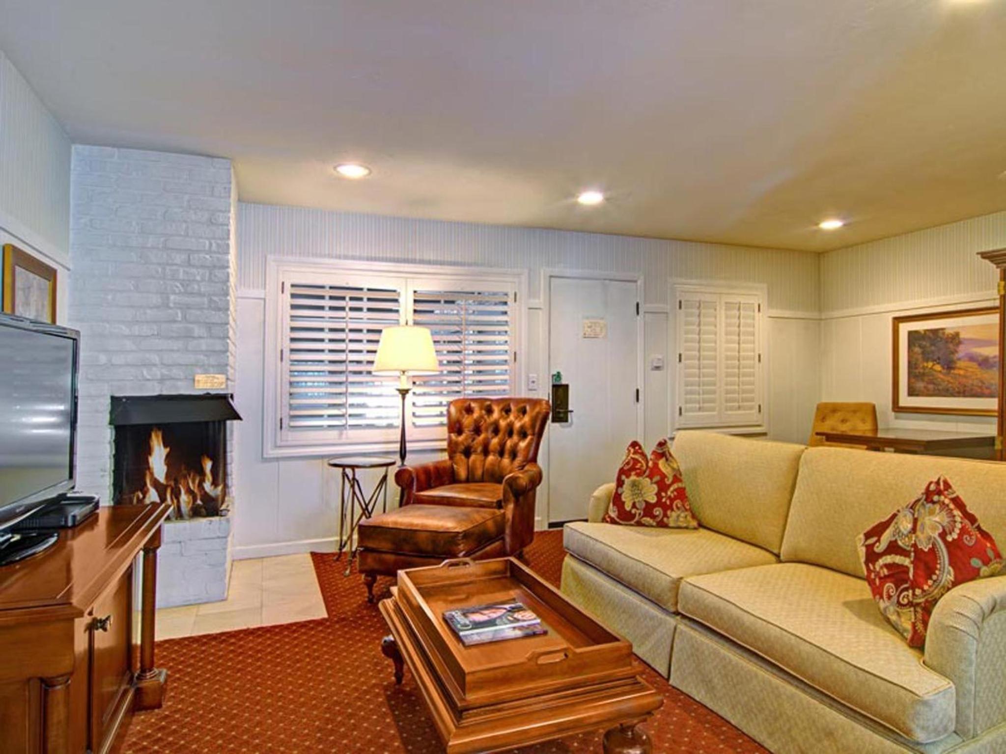 Monterey Vacations - Wayside Inn - Property Image 2