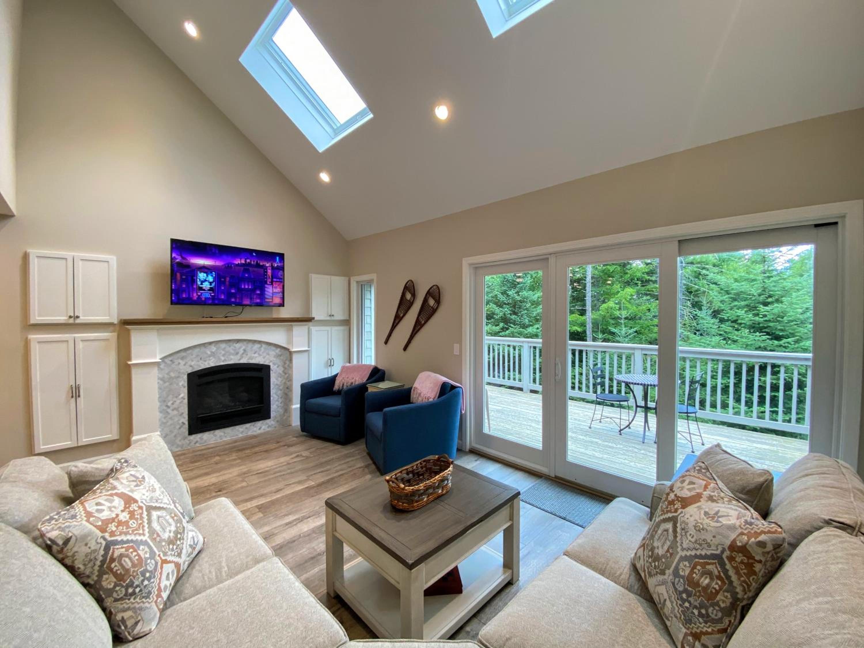 R7 Ski-in Ski-out Bretton Woods Townhome on 2-mile home trail Mt Washington views view 3