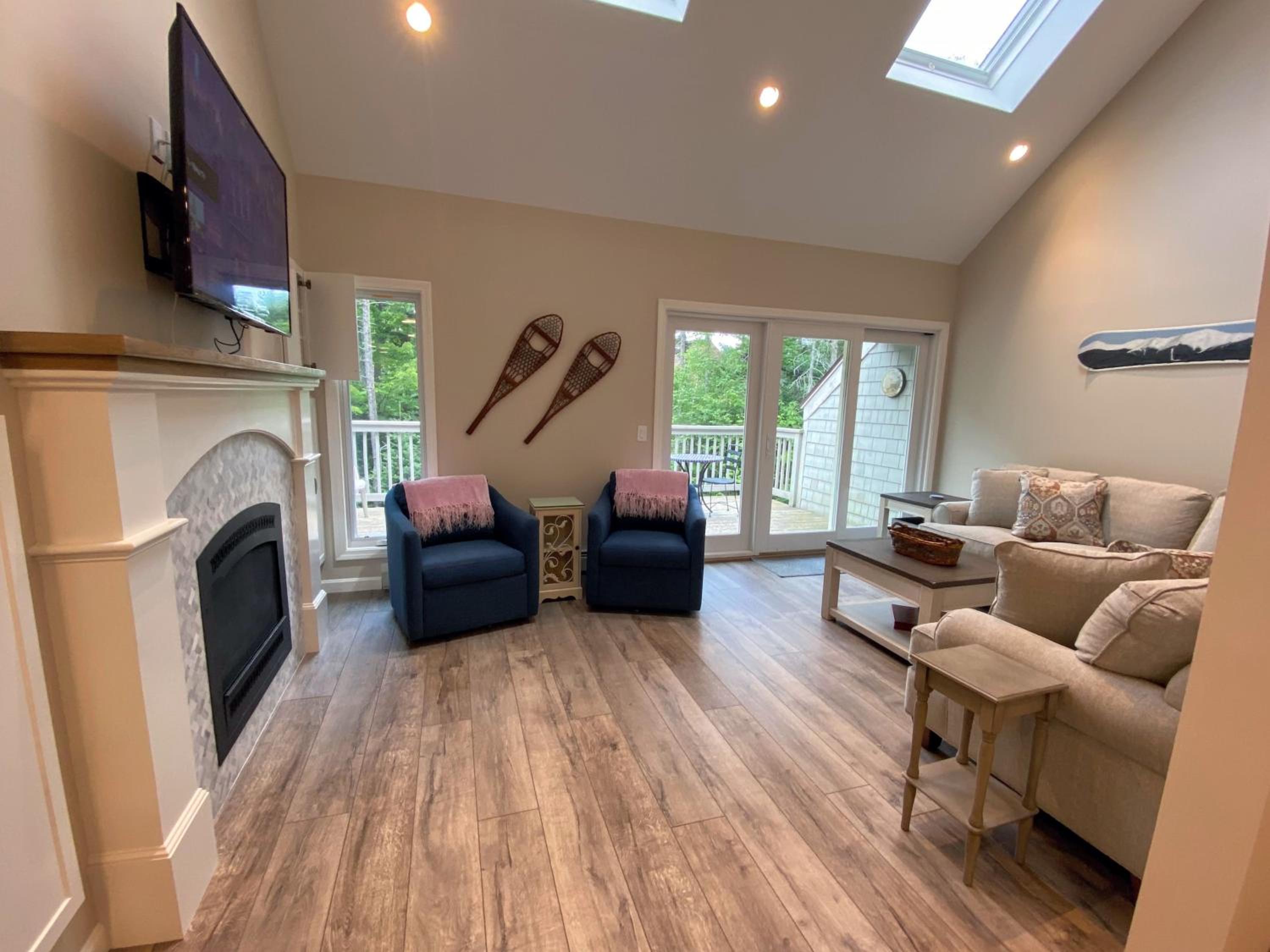 R7 Ski-in Ski-out Bretton Woods Townhome on 2-mile home trail Mt Washington views view 5