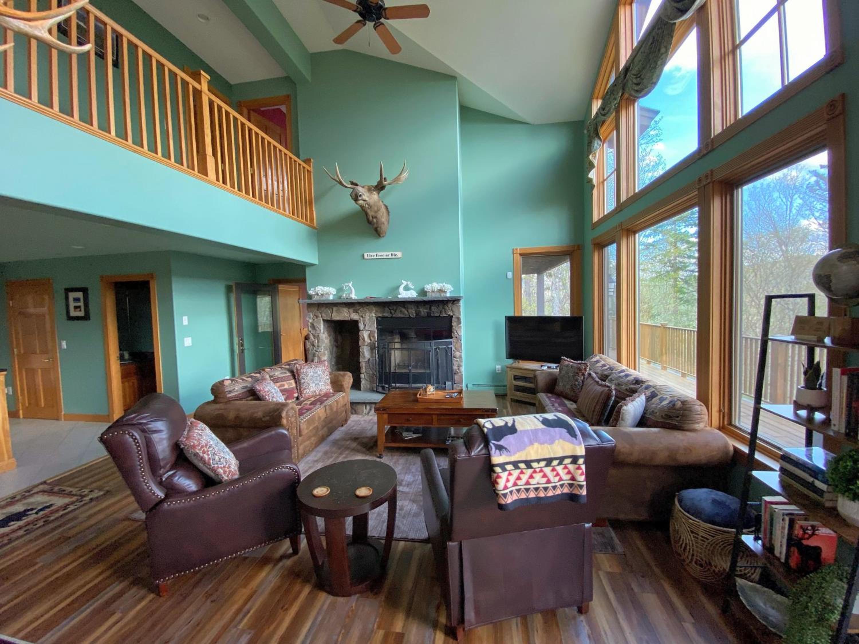 P5 Ski-in Ski-out rare find Presidential View single family with garage pool table ping pong