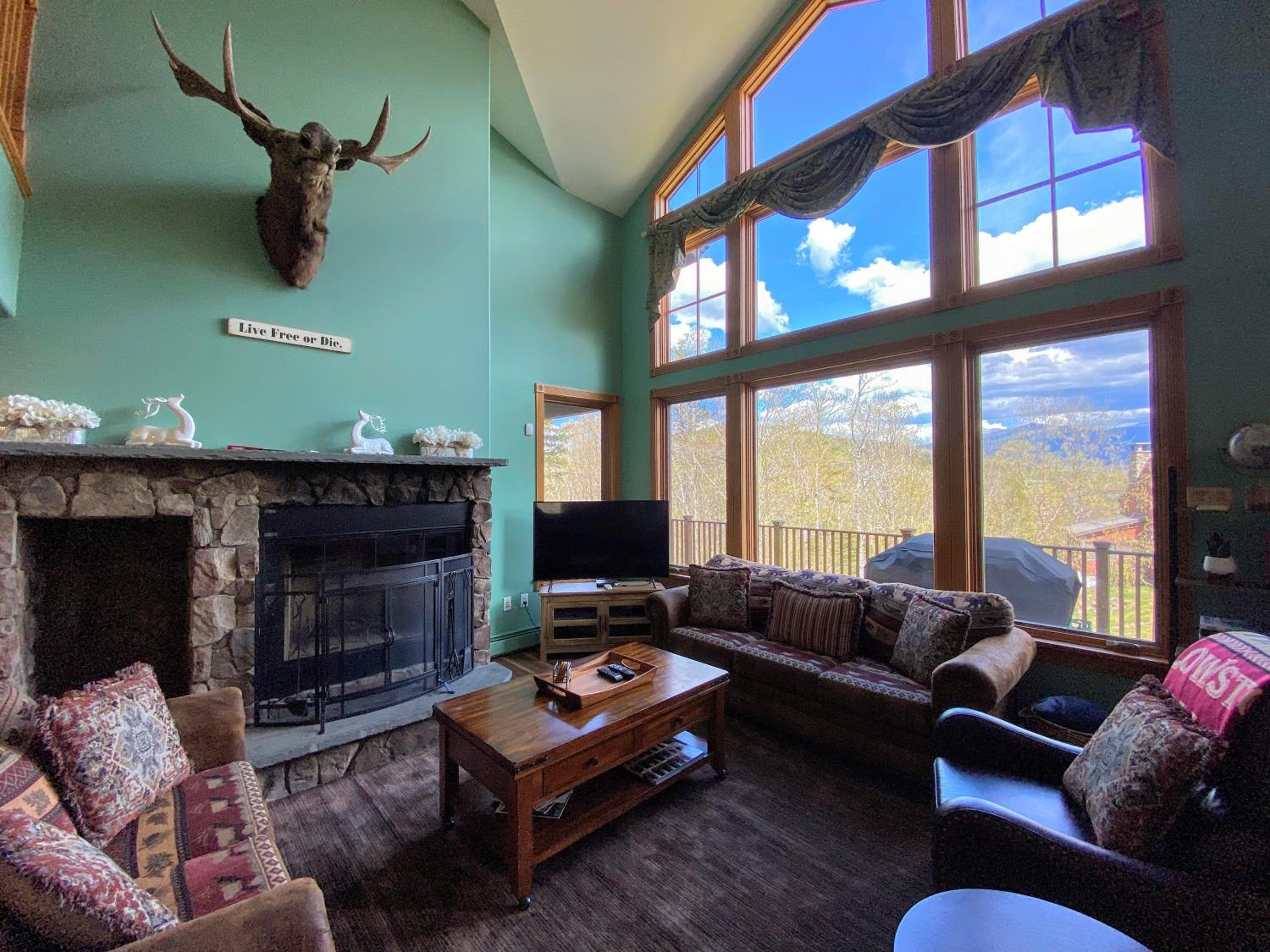 P5 Ski-in Ski-out rare find Presidential View single family with garage pool table ping pong