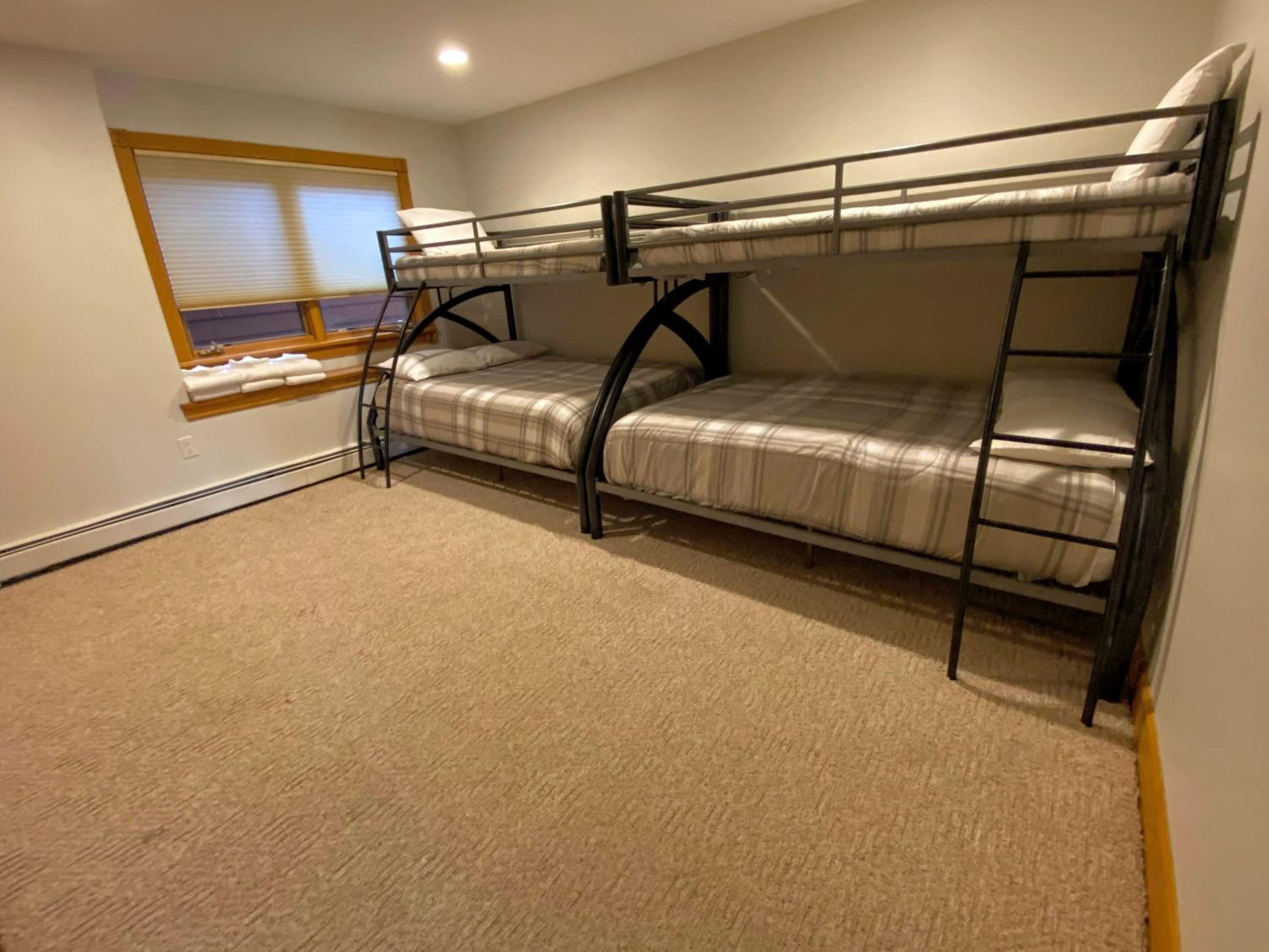 P5 Ski-in Ski-out rare find Presidential View single family with garage pool table ping pong