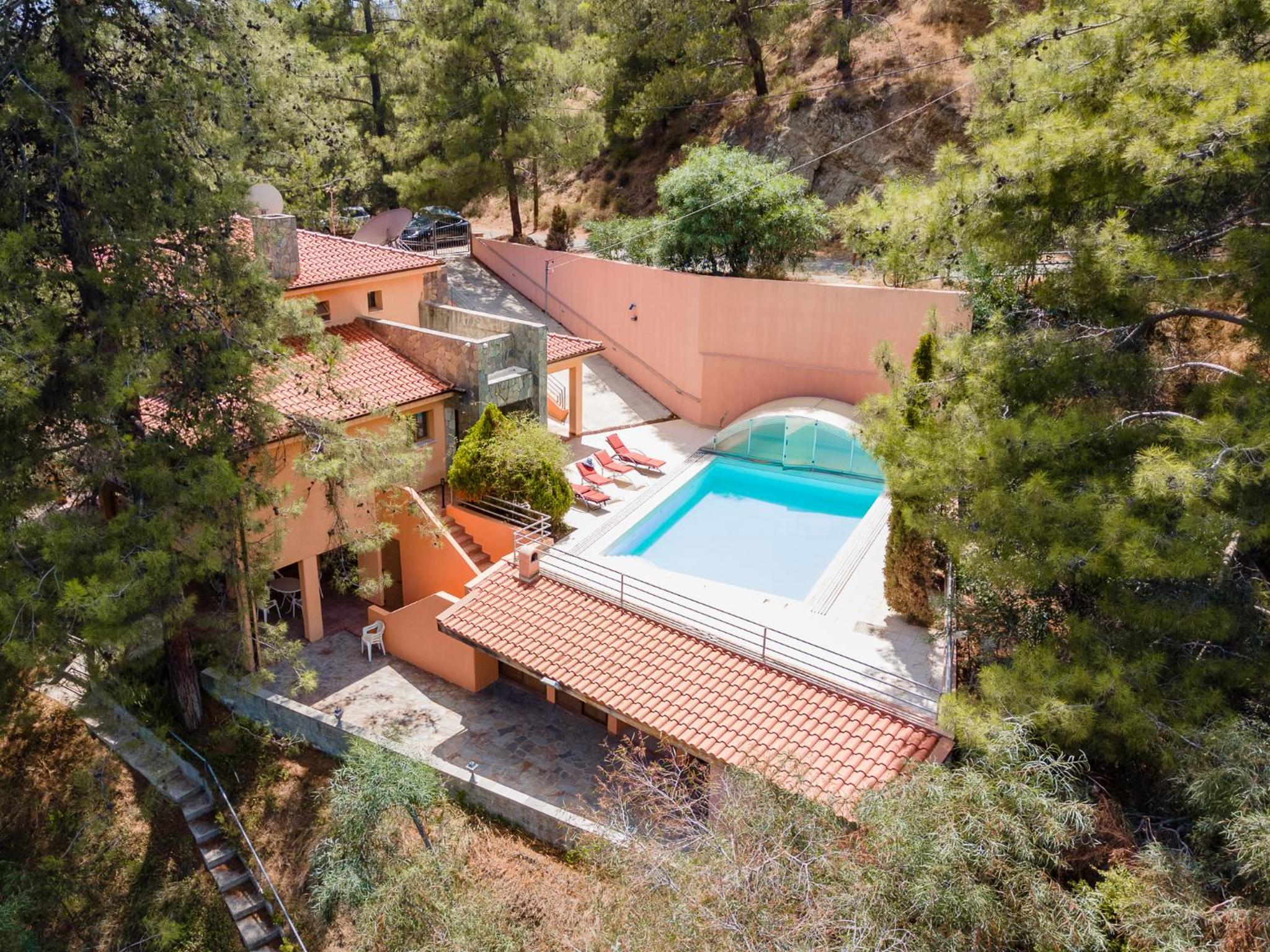 Villa Hillcrest Panorama by Ezoria Villas view 4