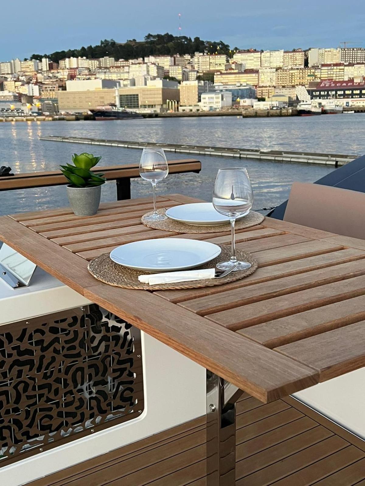 Casa Flotante en el Centro de Vigo - Different Charter